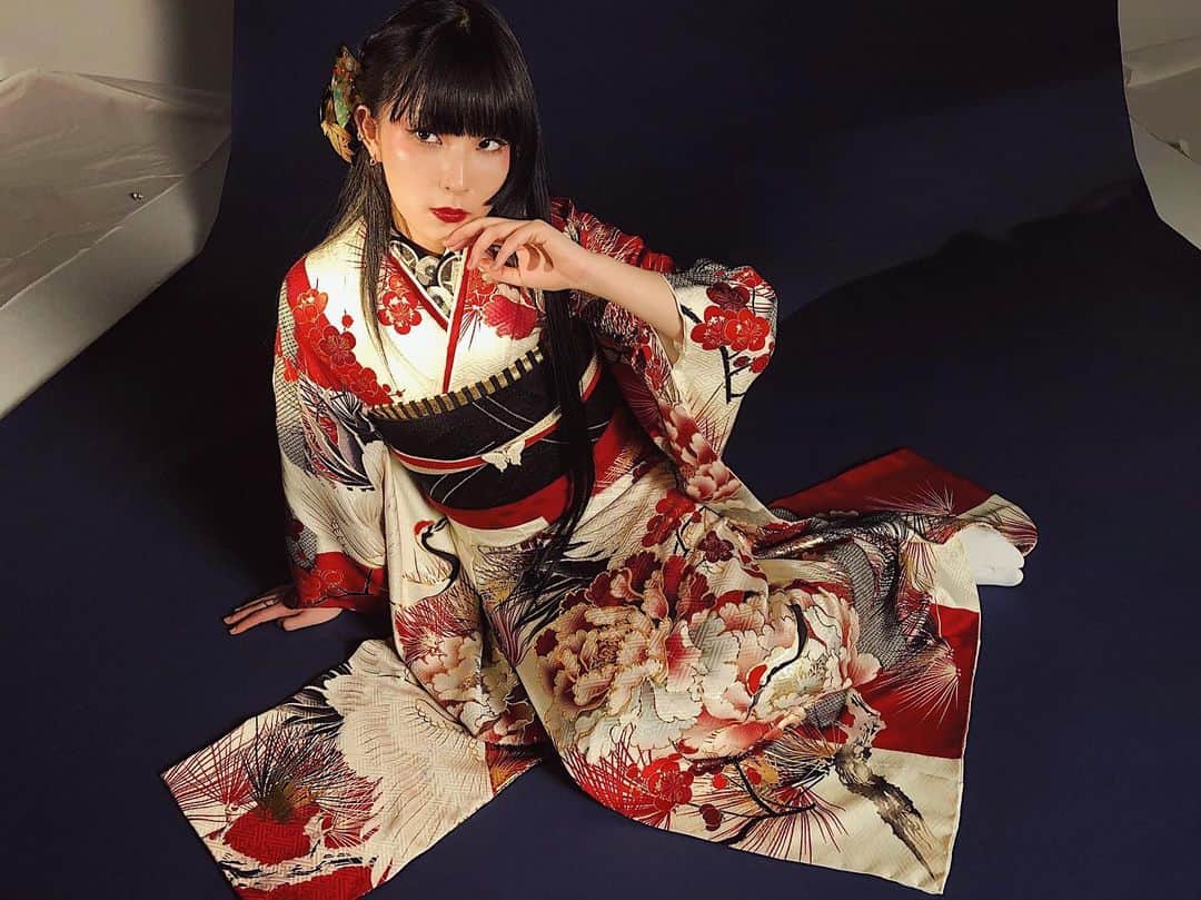 DAOKOさんのインスタグラム写真 - (DAOKOInstagram)「京都丸紅さんの振袖撮影👘計九着を着つけて頂き、一生分の振袖を着たやうな...なんと贅沢な！皆さん京都から東京に来てくださって、とても穏やかでたのしい撮影でした。ヘアメイクは久慈愛さん(@megumikuji_luckhair) 写真は伊藤元気さん(@itogenki)長い付き合いのお二人と撮影できるのも染み染み嬉しい、なは。  #京都丸紅」12月7日 23時23分 - daoko_official