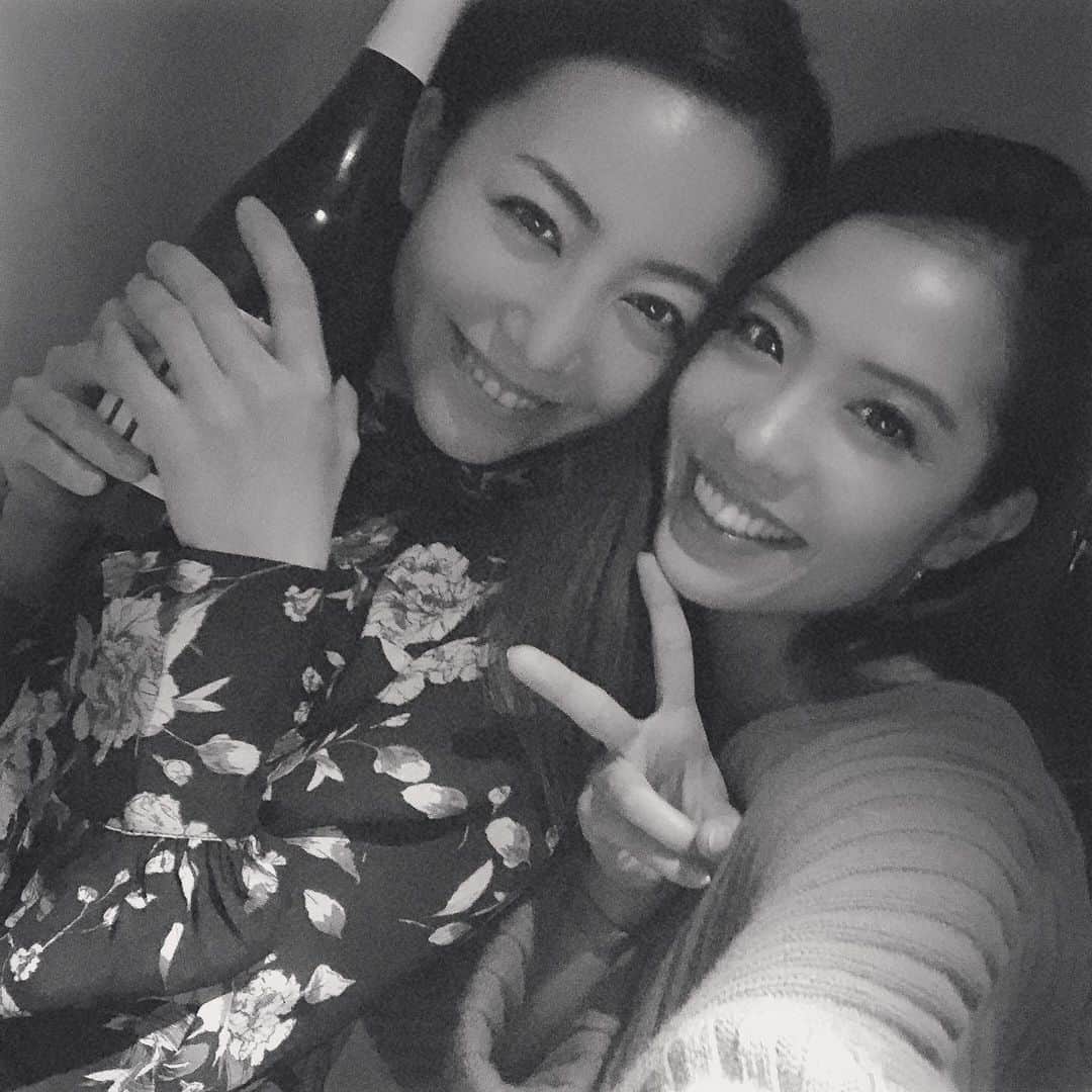 のインスタグラム：「フォトグラファーの北島明さんの写真展を見たからなのか、、、なんだかモノクロ撮影したい気分になりました🙈影響されたのでしょうか。。。でも、モノクロってなんかいい感じでしょ📷w それより❗️この間、お仕事終わりにタイミングが合って、今から会おうーってなって、 @asuka5620 と会ったよー💕 こうやって急に会えるの嬉しい😆❣️ありがとう✨✨✨ あすかに会って元気出た❗️😆 #ユニット活動 #頑張ってた仲間 #dance #vocal #happy #love #friend #モノクロ #北島明 さん #フォトグラファー #wine #楽しい夜」