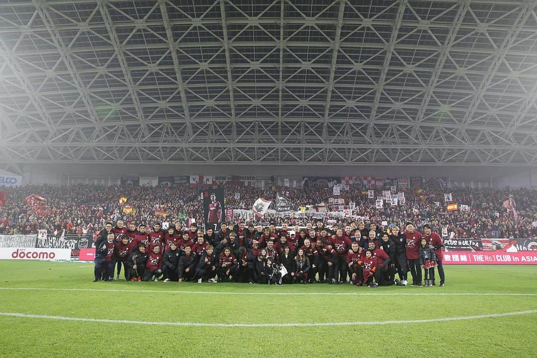 ルーカス・ポドルスキさんのインスタグラム写真 - (ルーカス・ポドルスキInstagram)「Together 👍🏻👌🏼 Team and team behind the team! #support #teamwork #VisselKobe 💯 @visselkobe」12月7日 23時40分 - lukaspodolski