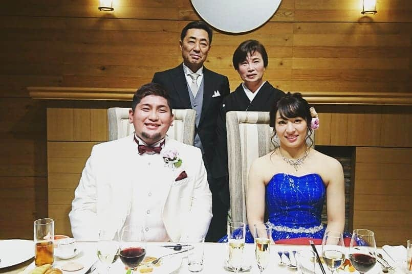 世羅りささんのインスタグラム写真 - (世羅りさInstagram)「本日は #私達 の #結婚式 でした💒 #たくさんの方々 に #見守られ #素敵 な結婚式や #披露宴 を過ごすことができました☺️✨ 本当に #楽しかった です♥️♥️♥️ (1枚目) #挙式 の様子🎵 (2枚目) #左 が #兄 で #右 が #弟 🤗 (3枚目)私の #両親 と✨ (4枚目)私の #親族 と #お義父さん と‼️ (5枚目) #余興 の様子🎵 #あびこめぐみ さんと #父 が #長渕剛 の #乾杯 を#歌ってくれています 😄」12月7日 23時32分 - sera_risa