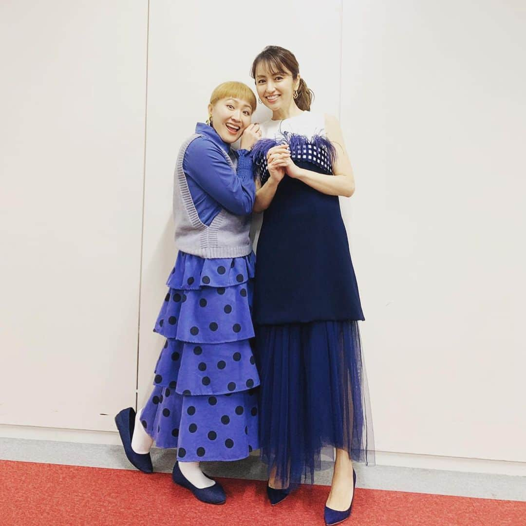 丸山桂里奈さんのインスタグラム写真 - (丸山桂里奈Instagram)「やっば。 矢田さんと❤️ロケからとても仲良くしていただいて、もう天使👼❤️🍫🌻🌻🌻もはや人間がまず違う。 そして全て兼ね備えた人間です。 お仕事で会えるのは嬉しいけど、プライベートでも早く会いたいなー😬😬❤️いつも優しさをありがとうございます♫そして差し入れまでいただきましたー🍫🍫🍫大好き、矢田さん🤗🌻❤️ #収録 #矢田亜希子さん #もはや天使以上に天使 #顔良し性格良し #全て揃ってる #大好きな人です #早く会いたいな #笑顔見るだけで癒されるー #明日も頑張りますよー #いい意味で #インスタバエ」12月7日 23時33分 - karinamaruyama