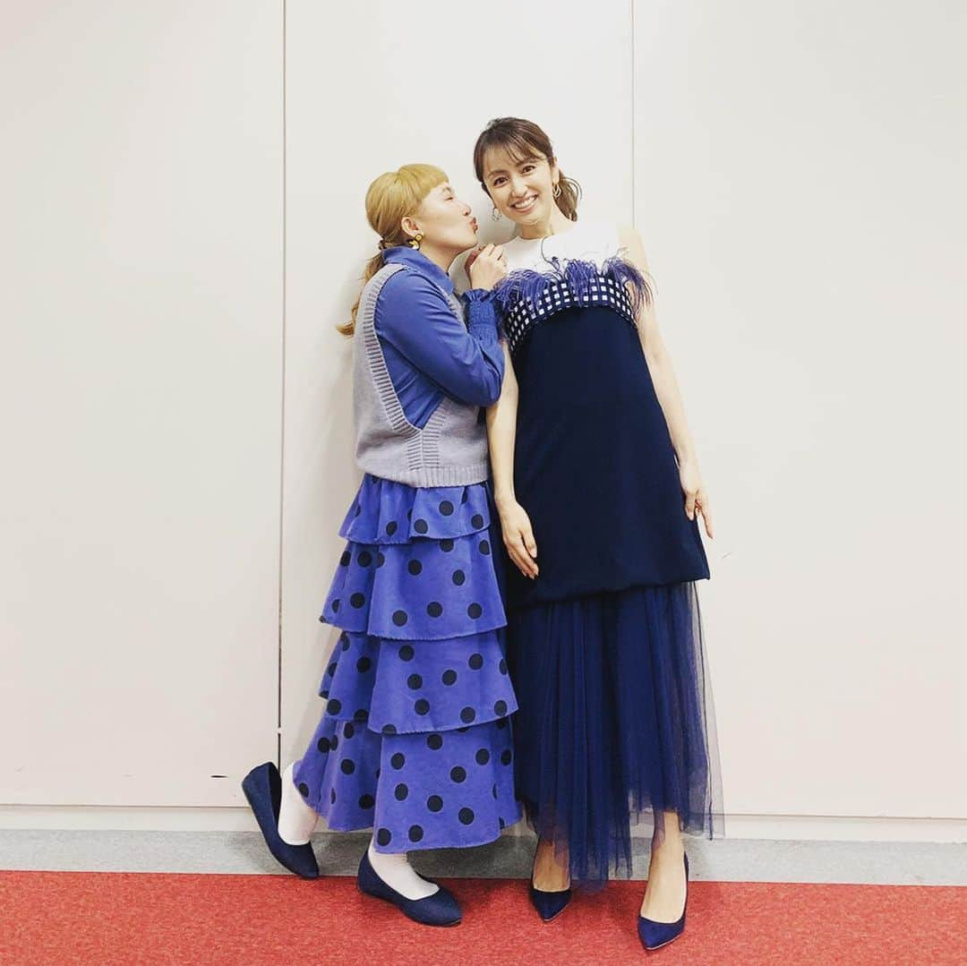 丸山桂里奈さんのインスタグラム写真 - (丸山桂里奈Instagram)「やっば。 矢田さんと❤️ロケからとても仲良くしていただいて、もう天使👼❤️🍫🌻🌻🌻もはや人間がまず違う。 そして全て兼ね備えた人間です。 お仕事で会えるのは嬉しいけど、プライベートでも早く会いたいなー😬😬❤️いつも優しさをありがとうございます♫そして差し入れまでいただきましたー🍫🍫🍫大好き、矢田さん🤗🌻❤️ #収録 #矢田亜希子さん #もはや天使以上に天使 #顔良し性格良し #全て揃ってる #大好きな人です #早く会いたいな #笑顔見るだけで癒されるー #明日も頑張りますよー #いい意味で #インスタバエ」12月7日 23時33分 - karinamaruyama