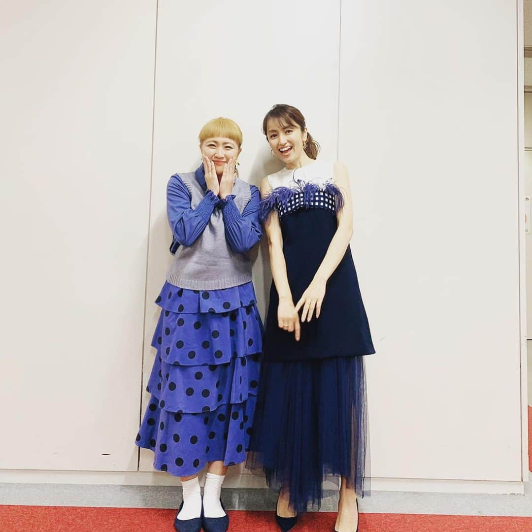 丸山桂里奈さんのインスタグラム写真 - (丸山桂里奈Instagram)「やっば。 矢田さんと❤️ロケからとても仲良くしていただいて、もう天使👼❤️🍫🌻🌻🌻もはや人間がまず違う。 そして全て兼ね備えた人間です。 お仕事で会えるのは嬉しいけど、プライベートでも早く会いたいなー😬😬❤️いつも優しさをありがとうございます♫そして差し入れまでいただきましたー🍫🍫🍫大好き、矢田さん🤗🌻❤️ #収録 #矢田亜希子さん #もはや天使以上に天使 #顔良し性格良し #全て揃ってる #大好きな人です #早く会いたいな #笑顔見るだけで癒されるー #明日も頑張りますよー #いい意味で #インスタバエ」12月7日 23時33分 - karinamaruyama