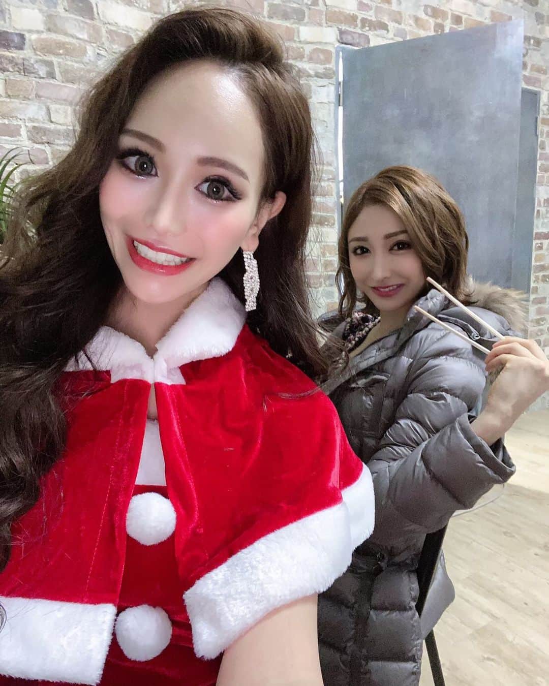 のインスタグラム：「. サンタ🎅な私とごはん中なメイサちゃん💕 さむいからみんなストーブの前に集合🙃🙃 . #dazzy #dazzystore #デイジーストア #キャバドレス #キャバドレス通販  #クリスマスコスプレ #クリスマス撮影 #サンタコスプレ #コスプレ撮影 #圣诞老人 #角色扮演　 #maisondebeaute #メゾンドボーテ #ジャングル東京 #歌舞伎町 #キャバクラ #キャバ嬢 #gentlemanzclub #ジェントルマンズクラブ #ジェントル #桜ゆみ #新宿 #銀座 #西麻布 #松本 #六本木 #北新地 #ミナミ #すすきの #中洲」