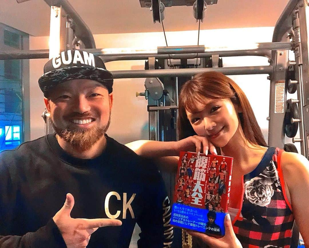 金山睦さんのインスタグラム写真 - (金山睦Instagram)「久しぶりになっちゃったトレーニング🏋️‍♀️ TEPPENで凄い記録を出してた武田真治さんのトレーナーの、ビースト村山さん　@beast.murayama に私もパーソナルトレーニングをして頂いてます😊✌️ 今日はお尻を中心にトレーニングしました🍑 心なしか帰りは、お尻がプリプリしてw、歩くのに邪魔な気がしましたww ・ ・ ビースト村山さんが『腹筋大全』という聖典を最近出しましたよ〜📚 ・ ・ ビーストさんもよくテレビに出ていて、ここに通っている芸能人のサインも沢山増えてました！！ ・ ・ いかつくて、近寄りにくいかと思いきや、めちゃくちゃ喋りやすくて大好き✨✨ これからはちゃんと通お😂💦 ビーストさん今日もありがとうございました🙇‍♀️🙇‍♀️✨✨ #traning #personaltraining #personaltrainer #bodymake #diet #beauty #health #workout #gym #パーソナルトレーニング　#パーソナルトレーナー　#トレーニング　#ワークアウト　#ボディメイク　#ビースト村山　さん　#revon24 @beast.murayama」12月7日 23時35分 - kanayama_chika