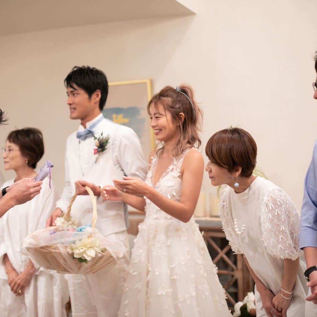 鈴木あやさんのインスタグラム写真 - (鈴木あやInstagram)「#プチギフト 👰🤵💖﻿ ハワイ結婚式のプチギフトは手作り感満載にしました🎁💖﻿ ﻿ 問屋で買った麻のミニ巾着袋に"Thank you"のシールを貼り、中身はハワイの食から日本食が恋しくなる頃だったので﻿ しじみスープとたまねぎスープ😋✨笑﻿ ﻿ あとは彼がプロデュースしてこれから発売予定の お湯を注ぐと美しい青色に変わる美容茶、アイランドブルーティーを一緒にギフトにしました🏝💙﻿ ﻿ ポイントは、ハワイだし海っぽさを意識した麻の巾着袋とハワイまで持っていくのにレトルトスープや茶葉などは軽くておすすめです🙆‍♀️✨﻿ 巾着袋とかシールは小物系は楽天ROOMに載せたからみてみてね☝️﻿ ﻿ #hawaii #hawaiiwedding #wedding #bridal #ハワイ #ハワイ婚 #ハワイ挙式 #結婚式 #結婚式準備 #👰」12月7日 23時37分 - techitechiaya