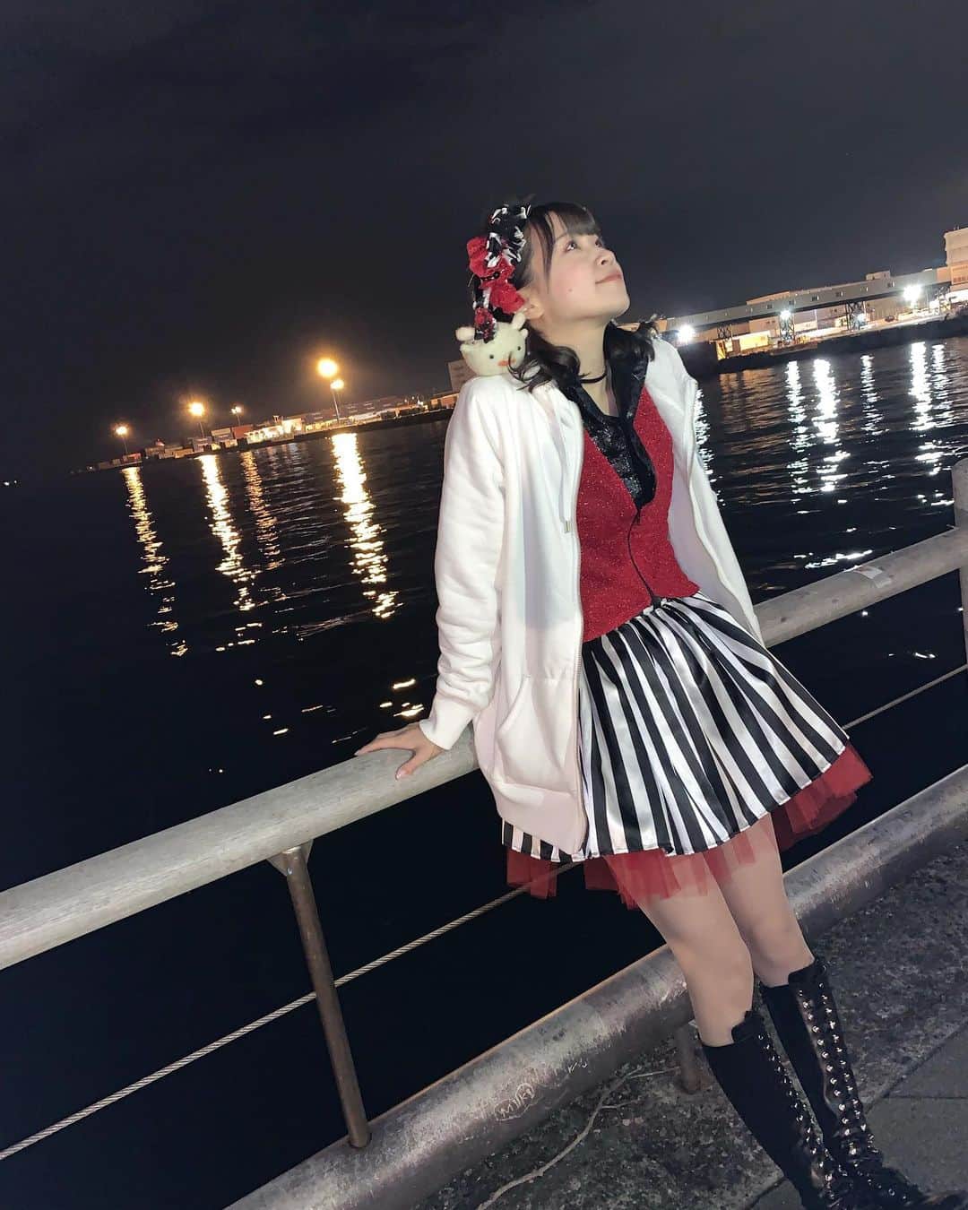 八木沙季のインスタグラム：「🌊🌊 . ATCにて💓 よく見たらうぱぎの鼻に髪の毛ささってる😗 . #atc  #海  #うぱぎ  #実は今日 #衣装の下に #ヒートテック #着てました」