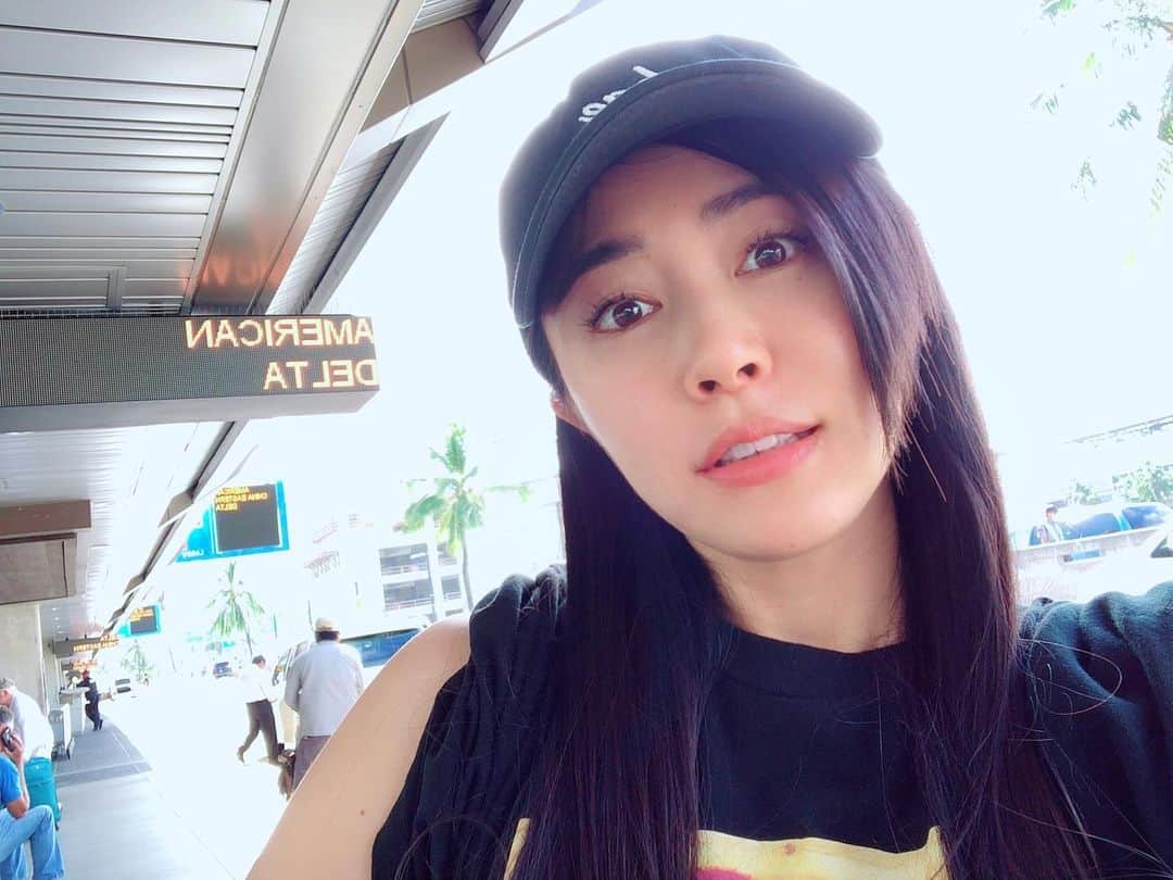 のインスタグラム：「I need to plan my trip. ﻿ 来年の飛行機とるのに日程悩み中。﻿ 「さ、明日いこー」﻿ って、気まぐれに旅する人になりたいが、何年経ってもならないので、結局べつになりたくないんだろうという結論。﻿ ﻿ あと、荷物が異様に多い。﻿ とんでもなく多い。﻿ 電気ケトルも、ドライヤーも、箱ティッシュも、ヨガマットも、ストレッチポール（短めな）とかあらゆるものを持っていくの。﻿ 女子の「靴が多くてたいへーん」みたいなのとはまたちがう荷物の多さ。﻿ ﻿ それにしても、ホノルル空港がイノウエ空港に変わってから1度もそう呼んだ事がない。﻿ 慣れない。﻿ 許してください。﻿ ﻿ #hawaii #oahu #hawaiitrip #hawaii2019 #hawaiistagram #airport #honolulu #honoluluairport #アロハ萌え #ハワイ #ハワイ旅 #空港」