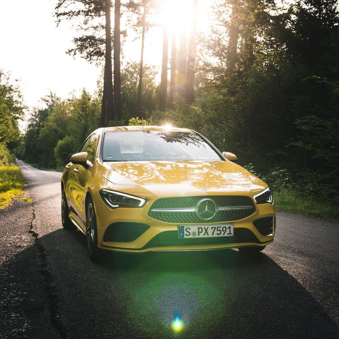 メルセデス・ベンツさんのインスタグラム写真 - (メルセデス・ベンツInstagram)「Make the road your catwalk. Your Mercedes-Benz star appears in dynamic, sharp design, vibrant colors, power and elegance. 💛 @hanneslhauser for #MBsocialcar #MercedesBenz #CLA #mercedes #benz #mbcar #instacar #carsofinstagram」12月7日 23時55分 - mercedesbenz