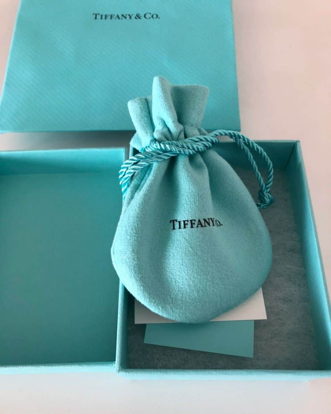 平木愛美のインスタグラム：「love you!🦋🦋 photo by mama  両親、可愛いなぁ。ほっこりだなぁ。 ふたりに結婚記念日おめでとう⚪️ と言葉を伝えたら、母は父にプレゼントを貰ったらしい💕 とびきり素敵なTiffanyに感じる！💍 ２８周年。そうして時を共にして、大切な日に何かを贈りたいと思われる存在でいられるよーなそんな将来、母みたいな奥さんになるのが夢だなー👰🤵💖 . このポスト、勝手にプライバシーなことのっけて、父に知られたら怒られちゃうかなー😋👼笑  二人の出会いに、そしてふたりの存在に、そして私や弟たちに命をくれたことに、ありがとう。 （最近まさかの今頃、ひとり、コウノドリにはまっているので、生命の誕生や奇跡や愛に敏感なのです。笑）  ずーっと仲良く楽しく、健康に、過ごしてください💞👼 #愛 #ひらきふぁみりー」