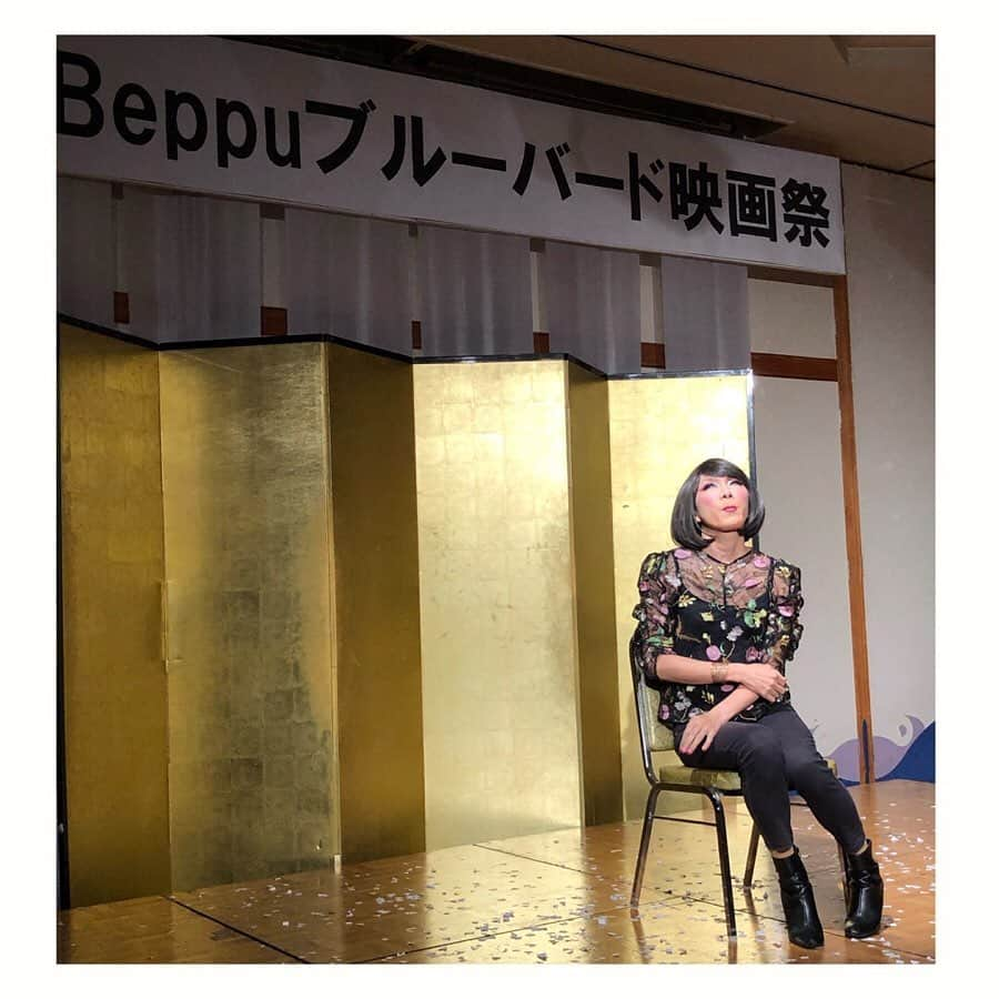 中原翔子さんのインスタグラム写真 - (中原翔子Instagram)「振り返り #Beppuブルーバード映画祭 ②  昨晩の森田さんからのご指名で、急遽MCを担当することとなった #ジェントル くんw そんなこんなで翌30（土）の『翔んで埼玉』上映後トークはジェンくんと私で行いました。沢山のお客様にご鑑賞いただき嬉しかったです😊  その後、今回の映画祭唯一の #ジャパンプレミア 『STAY』鑑賞。主演の #尚玄 さんとヒロインの美しさにウットリ😍こういったこれからの作品に出会えるのも映画祭の醍醐味✨  そして夜は #岡村照 館長によるウェルカムパーティー🥂大好きな #ブルボンヌ 姐さんほかショーも盛り沢山！大変楽しかったです…が、映画祭の夜はまだまだこれからなのでしたw その模様は #インスタストーリー にて！  つづくw  #actresslife #japaneseactress #filmfestival #beppu #別府ブルーバード劇場 #翔んで埼玉 #愛コンタクト #つながる」12月8日 0時01分 - showkonakahara