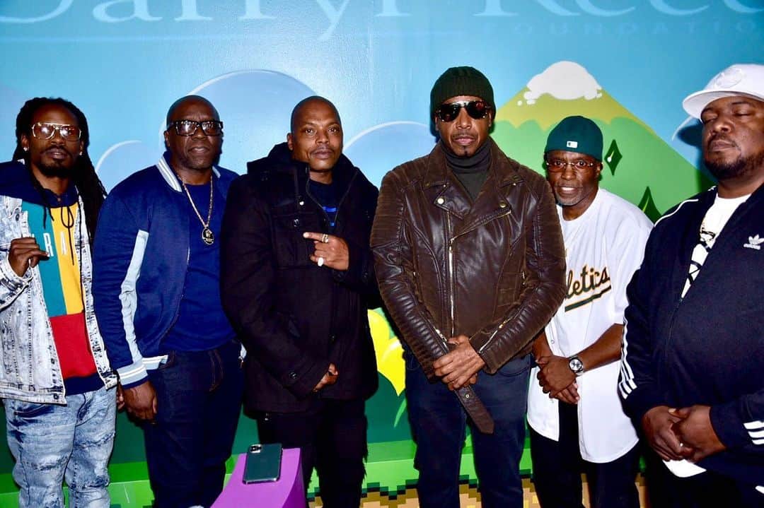 のインスタグラム：「Made it home for the 90’s Celebration Happy Birthday Lil Potna !!!! #Oakland #Town 👊🏾💯❤️」