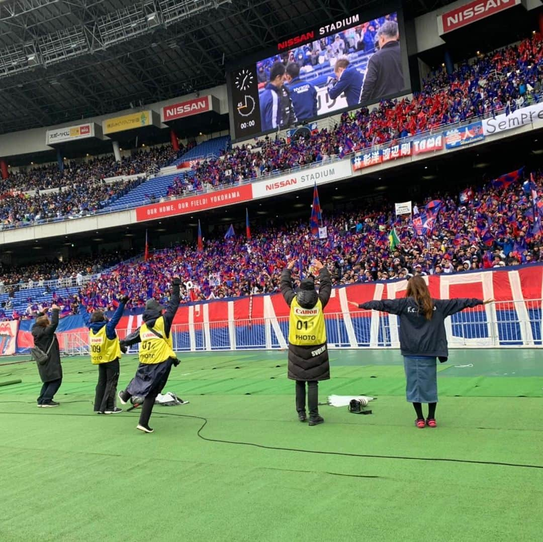 橘ゆりかさんのインスタグラム写真 - (橘ゆりかInstagram)「2019シーズンが終了❗️﻿ ﻿ 優勝争いってこんなにキラキラ高まって﻿ メラメラ燃えて楽しいんだということを知りました✨﻿ でも今めちゃくちゃ悔しい😭﻿ ただ来シーズンはACLもあるしさらに強いFC東京を見ていきたい応援したいです🔵🔴﻿ たくさん勇気と感動をもらいました！﻿ ありがとうございました！！﻿ 最後までお疲れ様でしたー‼️﻿ ﻿ ﻿  #fctokyo #12月7日 #Ｊリーグ #最終節 #FC東京 #日産スタジアム #マリノス #優勝おめでとうございます #萩田帆風 #橘ゆりか #小室さやか #avexmanagement #tokyo」12月8日 0時12分 - yuricalcal