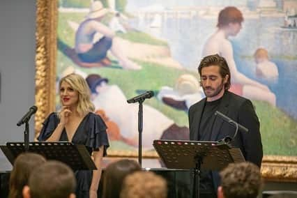 ジェイク・ジレンホールさんのインスタグラム写真 - (ジェイク・ジレンホールInstagram)「Singing Sunday in the Park with George in front of the actual George’s masterpiece with the incomparable Annaleigh Ashford & Jeanine Tesori and my Disney prince hair. Come see us this summer in London!」12月8日 0時12分 - jakegyllenhaal