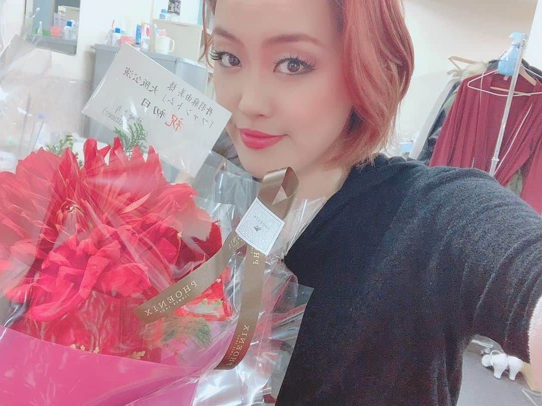 のインスタグラム：「『ファントム』大阪公演開幕いたしました！ 16日まで梅田芸術劇場をパリ・オペラ座色に染めたいと思います✨ 関西の皆さま、お待ちしております！ いただいたお花とともに🌹 ありがとうございました！！ #ファントム #ミュージカル #Phantom #梅田芸術劇場 #大阪」