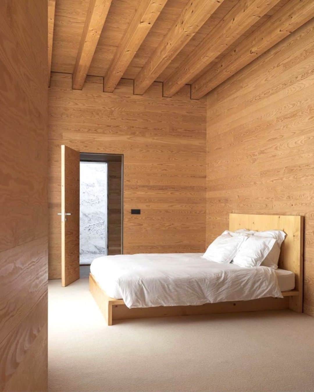 ギャランス・ドレのインスタグラム：「Love the absolute simplicity and warmth of this home. . . . By #airesmateus via @yellowtrace #gdinteriorinspiration . (Also - notice the wall to wall carpet! I love them in bedrooms and it’s my plan to put one in mine)」