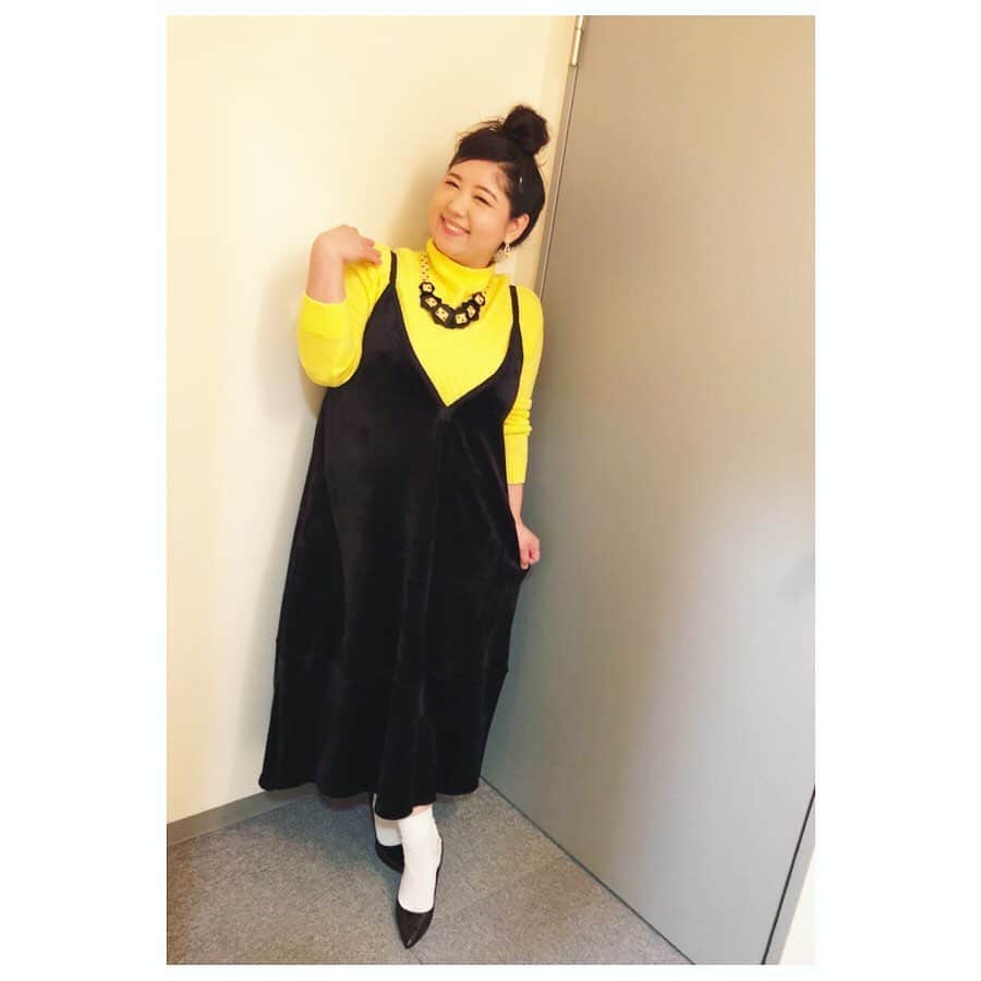 馬場園梓さんのインスタグラム写真 - (馬場園梓Instagram)「へい♪  先日またまた、 関西テレビ 「ウラマヨ」の収録に行かせていただきました。  その際のお衣装をルン♪ させてもらいますね。  黄色ニット、 黒ベロアサロペット、 ネックレス→丸八服装(船場センタービル8号館) @maruhachifukuso  他 スタイリストさん私物です。  この黄色と黒の組み合わせがすごく好き。  だって、  ミツバチカラーでもありますし🐝、 尊敬してやまない偉大なプロレスラー、 天龍さんカラーでもあります！  yeah〜(=´∀｀)人(´∀｀=) ！！ ウラマヨは 毎週土曜日 午後1:00〜放送！  なにとぞ よろしくお願いいたします！  ルン♪  #yeah #happy #nice #カンテレ #ウラマヨ #ニット #サロペット #船場センタービル  #丸八服装 #ミツバチ #天龍さん #イヤリング #球体 #ご機嫌 #ルン♪」12月8日 0時41分 - babazonoazusa