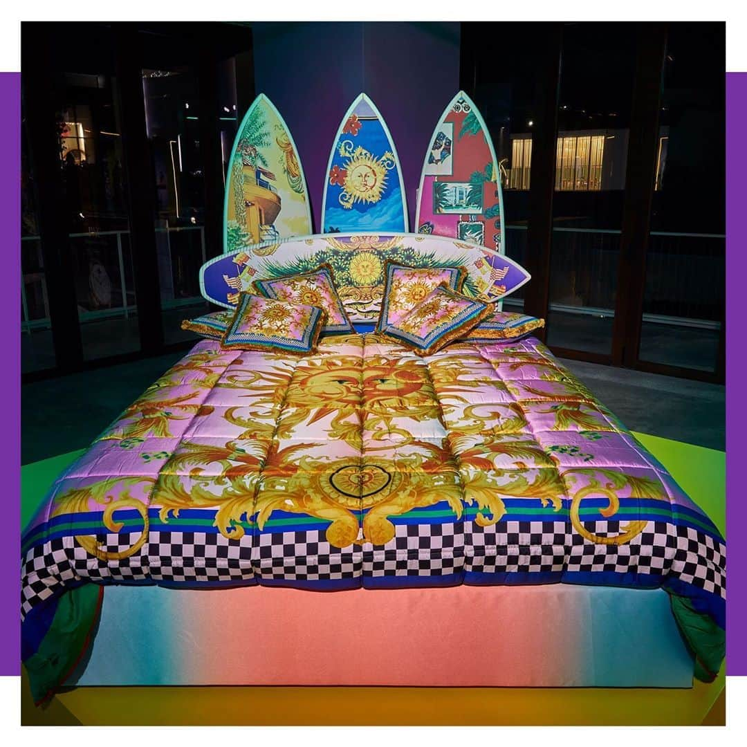 ジャンニヴェルサーチさんのインスタグラム写真 - (ジャンニヴェルサーチInstagram)「Drawing inspiration from Spring-Summer 1994 #VersaceHome campaign imagery, interior designer @sashabikoff presents a bed made from surfboards at the House’s #SouthBeachStories exhibition. Find out more through the link in bio. #ArtBaselMiamiBeach」12月8日 0時36分 - versace