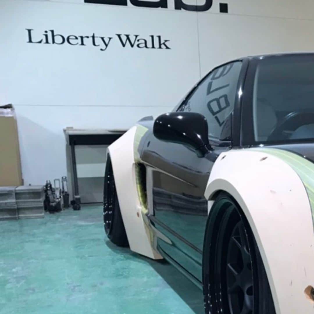 のインスタグラム：「Liberty walk自由に歩く！！！ NEW LB★WORKS HONDA NSX WIDE BODY 😊  お客さんのKさんから頼まれて作り上げる一台😊ワァーオ @libertywalkkato @honda  #honda#nsx#libertywalk#hondansx#widebody#airrexsuspension #essenmotorshow#semashow#東京オートサロン #東京オートサロン2020 #widebody#stance#new#goodwoodfos#大阪メッセ#bodykit #supercar#スーパーカー#旧車」