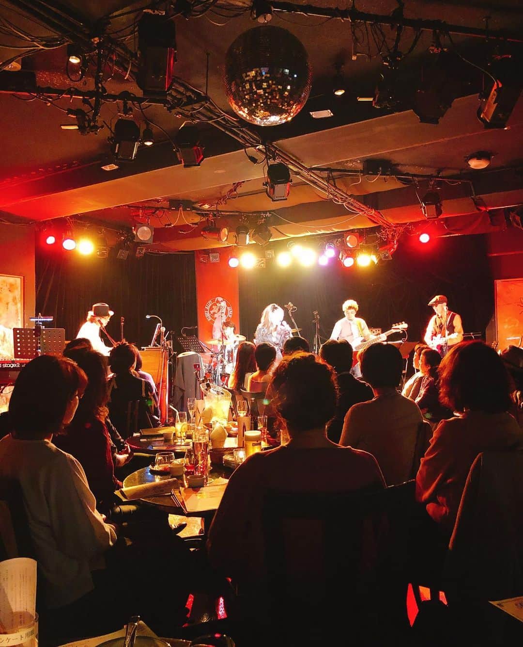 山田まりやさんのインスタグラム写真 - (山田まりやInstagram)「大心友💓ZOOCO❤️25周年おめでとう〜❣️㊗️😂🙌🎉🥂🍾✨✨✨ ・ ・ 昨日の夜は 「ZOOCO 25th ANNIVERSARY X'mas LIVE「Elements of Love」 @東京目黒Blues Alley Japan へ❣️ ・ 5、6枚目 出逢ってからもう20年以上❤️ 何度もズーちゃんのLiveは通っていますが、、、 昨日のズーちゃんは神がかっていました❣️😍💓✨✨✨ ・ 音楽に愛し愛され神々しい輝きを放出しながら💎🌈✨ 深くシビれる最高にカッコいいLiveを楽しませてくれました😂🎉👍✨✨✨ ・ ・ 2枚目 一緒にお祝いに駆けつけたメンバーは ・ ・ ムネくんの産まれ故郷💓 #バースハーモニー美しが丘助産院 の #齋藤純子先生 @birtharmony と✨ 旦那様のカズさんと✨ ・ ・ 今回ズーちゃんライブお初のw #幸せ住空間セラピスト の #古堅純子 先生 @junkofurukata と✨ ・ ・ 20年来の友 リポーターの ともりん(秋田朋美) @tomomimochigase と✨ ・ ・ 私が毎日愛食している#酵素玄米 を スーパー楽チンに作れちゃう炊飯器 #なでしこ健康生活 @nadeshiko_healthy_life を 製造、販売されている #株式会社はつが の #服部秀幹 社長と✨ ・ 服部社長のお友達さんの フェイシャルリフレクソロジーの ヒーリングサロン和草〜nico＊gusa〜 オーナーの富田和美さん と✨ ・ ・ お腹の中にいる時からズーちゃんのライブに通っていて最近では指笛吹きをマスターし盛り上げ達人の#ムネくん 😂👍 ・ ・ 服部社長はなんと エスカレーター時代からズーちゃんのファン歴25年‼️😂🙌✨ ・ ・ お友達の富田さんもズーちゃんのファンとの事でお誘いして下さり😂🙌✨ ・ ・ ゲストの WODDYFUNKさんのトークボックスでノリノリに拍車がかかり ワイン3本も空けて『Naked Dance』しまくって盛り上がって下さいました🤣www ・ ・ 3枚目 さらに服部社長は先日メルボルン購入したという ホイットニーTシャツをマライヤのクリスマスバックに入れて 「日本の最高の歌姫に❣️」とプレゼントされていました🤣👍🎁www ・ ・ 4枚目 今回名物ズーちゃんの御縁結びパワーwにより その昔めちゃイケの恐怖新聞でドッキリにかけられた時以来w21年ぶりに @tsujicameraman さんにお会いできました‼️🤣www ・ ・ 今回のズーちゃんのメモリアルなライブ映像を撮影して下さったとの事で編集めちゃくちゃ楽しみにしていまーす❣️😍 ・ ・ SOY SOULの Caizeと💓K-WON @keiwonfat 💓 @woddyfunk さん💓 #星金酒三ファンクブラザーズ の皆様💓 星川薫(Guitar)、金子隆博(Key)、酒井太(Bass)、吉岡優三(Drums) お疲れ様でした❣️😆✨ . . #zooco  @zooco1225  #25周年  #xmas  #live  #東京  #目黒  #ブルースアレイ  #soul  #トークボックス  #アナログレコード」12月8日 0時37分 - mariya.yamada