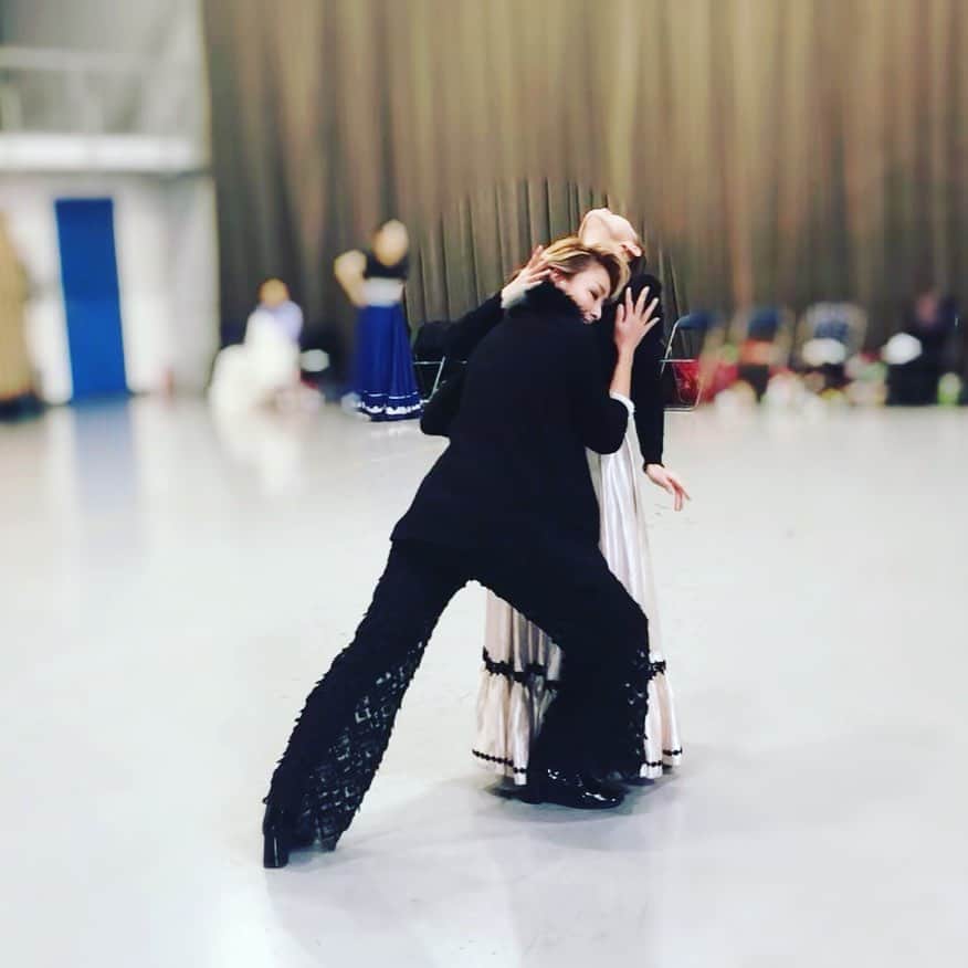 綺華れいのインスタグラム：「・ ・ まぁちゃん(舞風りらさん)が  可愛すぎて(*´艸`*)♡ 萌えに悶える新場面(￣▽+￣*)✨ ・ ・ #綺華れい #舞風りら さん #まぁちゃん💕 #宝塚OG #宝塚歌劇団 #タカラジェンヌ #美魔女コンテスト #WEB賞受賞 #ジュエリーバッグ #ジュエリーバッグ認定講師」