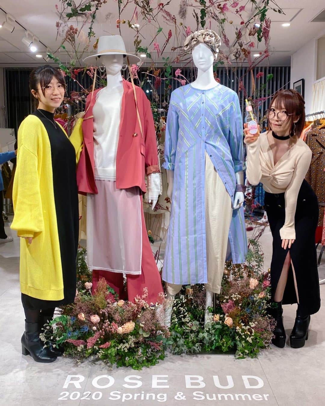 ぱいぱいでか美のインスタグラム：「清水あいりちゃんとROSEBUD.の展示会❤︎ ꙳ #rosebud #exhibition  #ローズバッド #rosebud2020ss #清水あいり ちゃん ꙳ あいりちゃんの私服見てROSEBUD.好きそうかもと思って お誘いしたら一緒にきてくれて嬉しかったー！ ずっと小さい声で「かわいい…かわいい…」って言いながら お洋服見てるあいりちゃん可愛かったです。笑 ささりささんにもお会いできて❤︎ いつお会いしてもお洒落で素敵すぎる〜……！ ROSEBUD.のコラボ物が好きなので 今回もadidasとのコラボをつけてきました☑︎ ちなみに写真で羽織ってる黄色のカーデもROSEBUD.ので結構前に買った！」