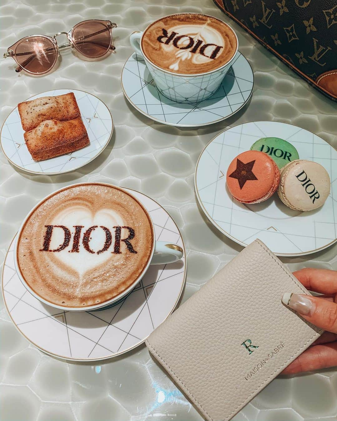 RUI ONUMAさんのインスタグラム写真 - (RUI ONUMAInstagram)「ㅤㅤㅤㅤㅤㅤㅤㅤㅤㅤㅤㅤㅤ TOKYO🗼 ㅤㅤㅤㅤㅤㅤㅤㅤㅤㅤㅤㅤㅤ DIOR cafeに行った時の写真！ ロゴ入りのドリンク可愛すぎ☕️ ㅤㅤㅤㅤㅤㅤㅤㅤㅤㅤㅤㅤㅤ  最近東京楽しんでた気がする〜✨ 東京ってお仕事も遊びもごはんも なんでも充実してて楽しいー！笑 ㅤㅤㅤㅤㅤㅤㅤㅤㅤㅤㅤㅤㅤ そんな東京いるときに欠かせないのが 名刺入れ！♡ ちょっと早めのクリスマスプレゼント に #メゾンドサブレ のをGET🎄 イニシャルのRを刻印しました🥰 たくさん名刺交換したい〜笑 ディスカウントコード【RUI5】で 5%OFFになるよ🥰 ㅤㅤㅤㅤㅤㅤㅤㅤㅤㅤㅤㅤㅤ ――――――――――――― ㅤㅤㅤㅤㅤㅤㅤㅤㅤㅤㅤㅤㅤ ㅤㅤㅤㅤㅤㅤㅤㅤㅤㅤㅤㅤㅤ 🗺 #tokyo #東京 #ginza #銀座 ㅤㅤㅤㅤㅤㅤㅤㅤㅤㅤㅤㅤㅤ 📍 #diorcafeginza  #diorcafe #cafediorbypierreherme  ㅤㅤㅤㅤㅤㅤㅤㅤㅤㅤㅤㅤㅤ ―――――――――――――」12月8日 0時55分 - onumaaan