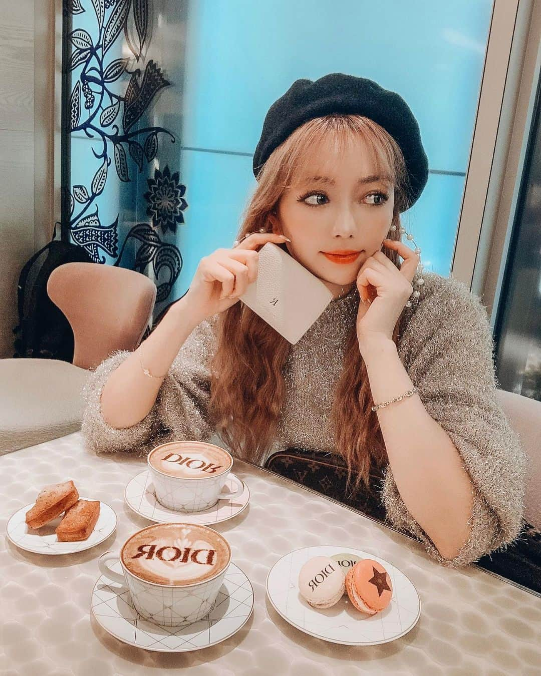 RUI ONUMAさんのインスタグラム写真 - (RUI ONUMAInstagram)「ㅤㅤㅤㅤㅤㅤㅤㅤㅤㅤㅤㅤㅤ TOKYO🗼 ㅤㅤㅤㅤㅤㅤㅤㅤㅤㅤㅤㅤㅤ DIOR cafeに行った時の写真！ ロゴ入りのドリンク可愛すぎ☕️ ㅤㅤㅤㅤㅤㅤㅤㅤㅤㅤㅤㅤㅤ  最近東京楽しんでた気がする〜✨ 東京ってお仕事も遊びもごはんも なんでも充実してて楽しいー！笑 ㅤㅤㅤㅤㅤㅤㅤㅤㅤㅤㅤㅤㅤ そんな東京いるときに欠かせないのが 名刺入れ！♡ ちょっと早めのクリスマスプレゼント に #メゾンドサブレ のをGET🎄 イニシャルのRを刻印しました🥰 たくさん名刺交換したい〜笑 ディスカウントコード【RUI5】で 5%OFFになるよ🥰 ㅤㅤㅤㅤㅤㅤㅤㅤㅤㅤㅤㅤㅤ ――――――――――――― ㅤㅤㅤㅤㅤㅤㅤㅤㅤㅤㅤㅤㅤ ㅤㅤㅤㅤㅤㅤㅤㅤㅤㅤㅤㅤㅤ 🗺 #tokyo #東京 #ginza #銀座 ㅤㅤㅤㅤㅤㅤㅤㅤㅤㅤㅤㅤㅤ 📍 #diorcafeginza  #diorcafe #cafediorbypierreherme  ㅤㅤㅤㅤㅤㅤㅤㅤㅤㅤㅤㅤㅤ ―――――――――――――」12月8日 0時55分 - onumaaan