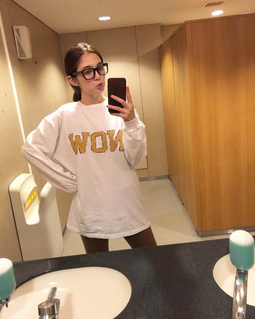 のインスタグラム：「. 今季の秋冬はヒートテックinして ロンTやトレーナーに限る✌️ . . よだれbabyのおかげで 洗濯物が増える〜👚🎽👗 . . 📷いつかのお出かけ先で一瞬ひとりトイレ🚽 土日は👨に抱っこしてもらえるので身軽〜✨ . . #シフクユタカ . . tops @machupichu_shop @oshimarei . #yutakakatagiri#片桐ゆたか」