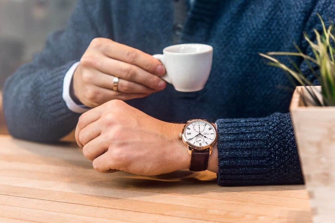 グラスヒュッテさんのインスタグラム写真 - (グラスヒュッテInstagram)「A spectacular silver-grained dial over an 18ct red gold case lend the Senator Chronometer, as well as its wearer, timeless style and elegance. Introduced in 2019 in an elegant contemporary design, the aesthetics of this new reference are balanced by its Manufactory Calibre 58, endowed with exquisite finishing, a minute detent and seconds zero-reset setting mechanism, as well as a running time indication with planetary gears.  #GlashütteOriginal #GlashuetteOriginal #SenatorChronometer #chronometer #womw #elegance #madeingermany #watchmakingart #watchoftheday #wristshot #precision #dresswatch」12月8日 1時01分 - glashuetteoriginal