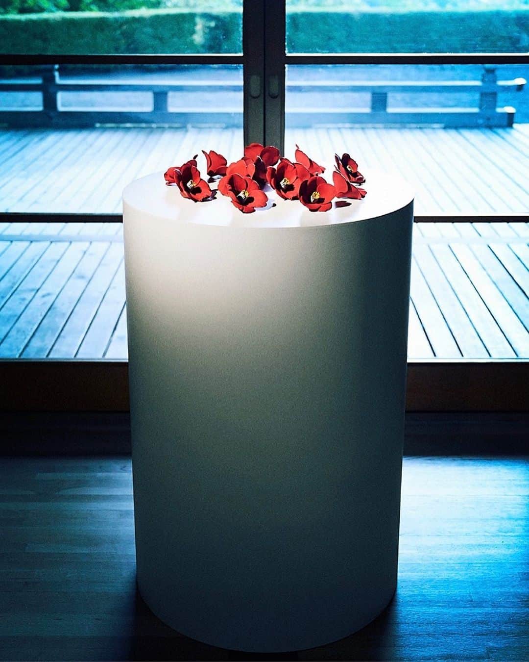 ノリタカタテハナのインスタグラム：「Camellia Fields, 2017 ﻿ ©︎2019 NT K.K.﻿ Courtesy of KOSAKU KANECHIKA﻿ Photo by @gionstudio﻿ ﻿ #NoritakaTatehana﻿ #PortlandJapaneseGarden﻿ #Sculpture﻿」
