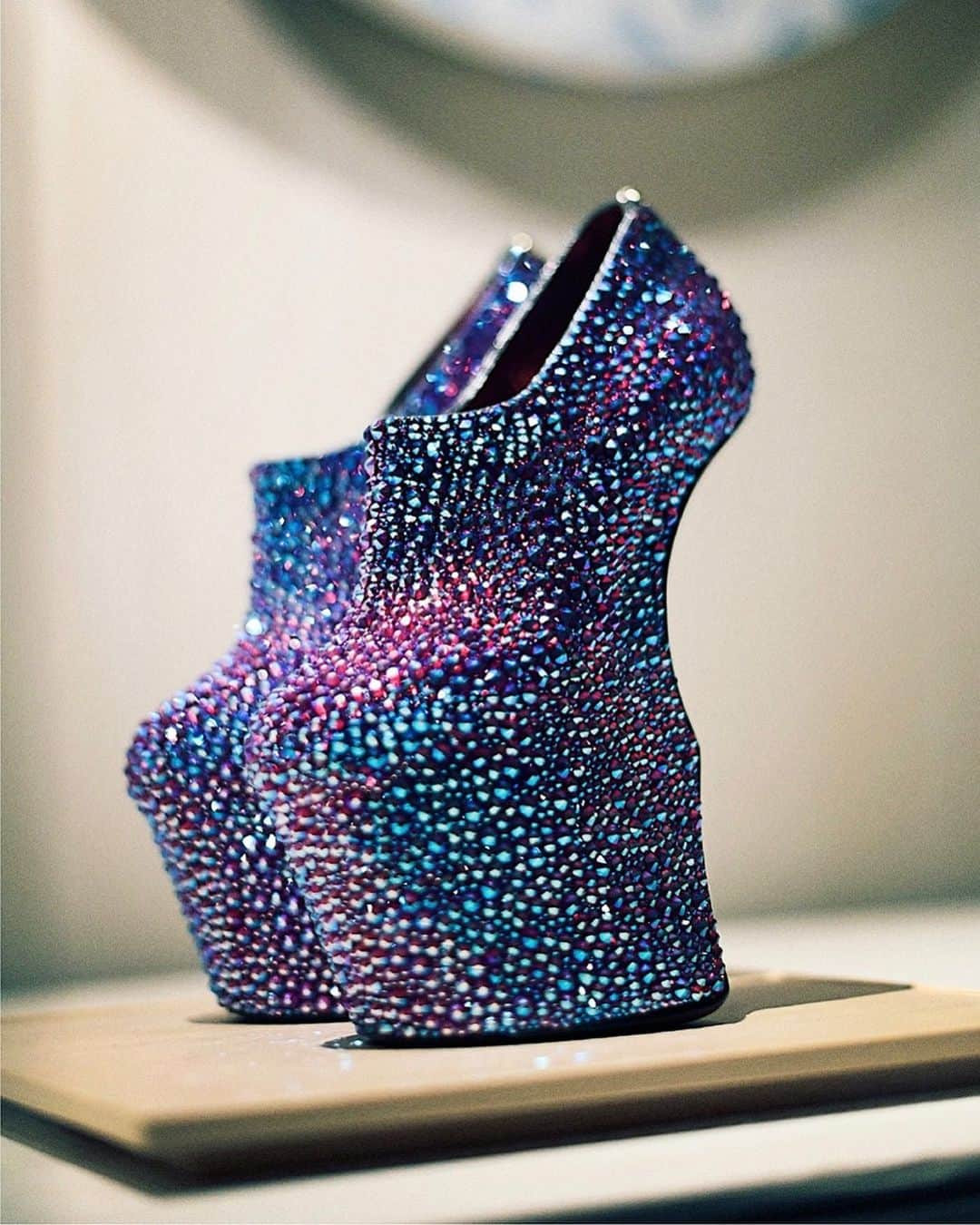 ノリタカタテハナのインスタグラム：「Heel-less Shoes, 2019﻿ @heelless_shoes﻿ ﻿ ©︎2019 NT K.K.﻿ Courtesy of KOSAKU KANECHIKA﻿ Photo by @gionstudio﻿ ﻿ #NoritakaTatehana﻿ #HeellessShoes﻿ #PortlandJapaneseGarden﻿ #Sculpture﻿」