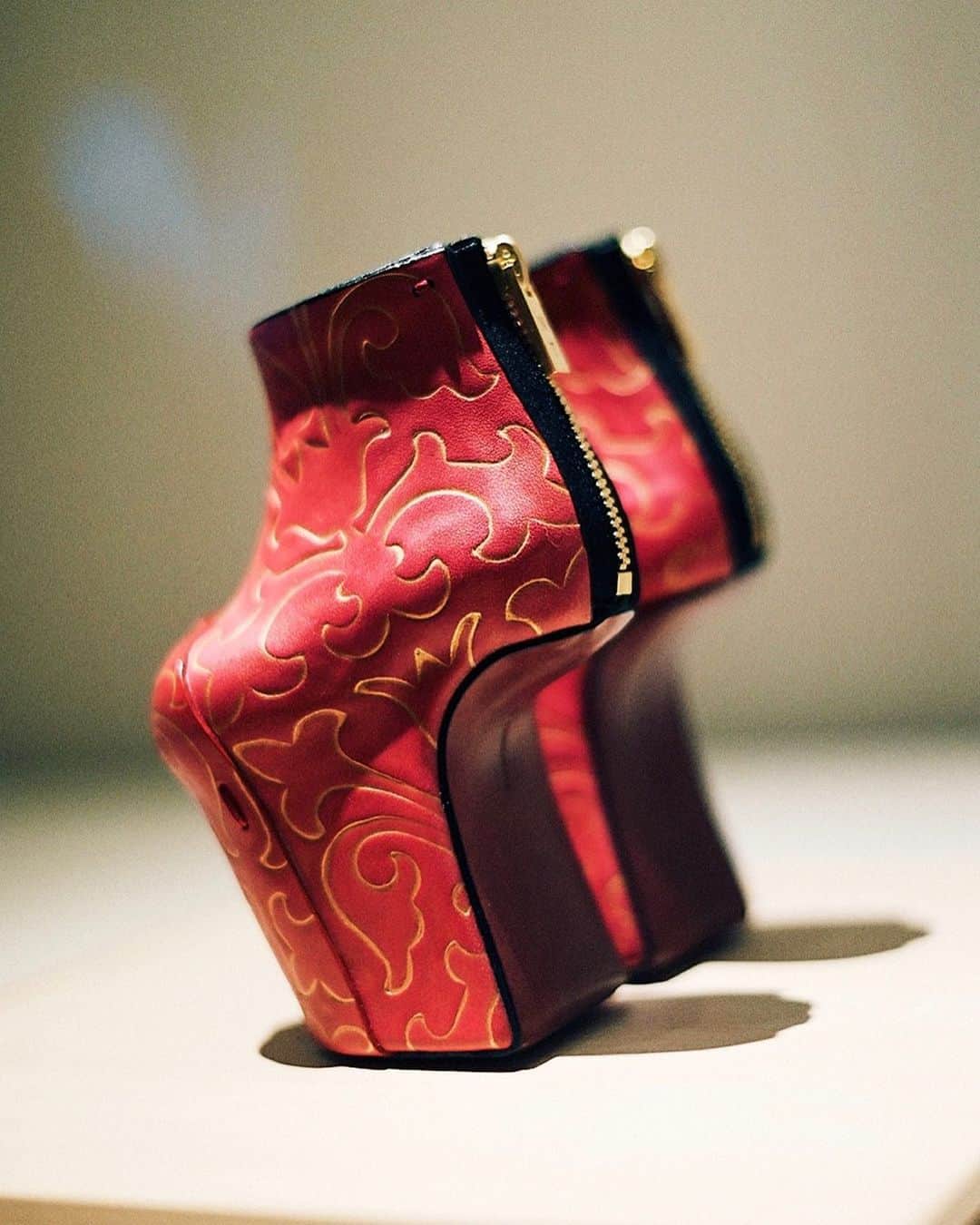 ノリタカタテハナのインスタグラム：「Baby Heel-less Shoes,2019﻿ @heelless_shoes﻿ ﻿ ©︎2019 NT K.K.﻿ Courtesy of KOSAKU KANECHIKA﻿ Photo by @gionstudio﻿ ﻿ #NoritakaTatehana﻿ #HeellessShoes﻿ #PortlandJapaneseGarden﻿ #Sculpture﻿」