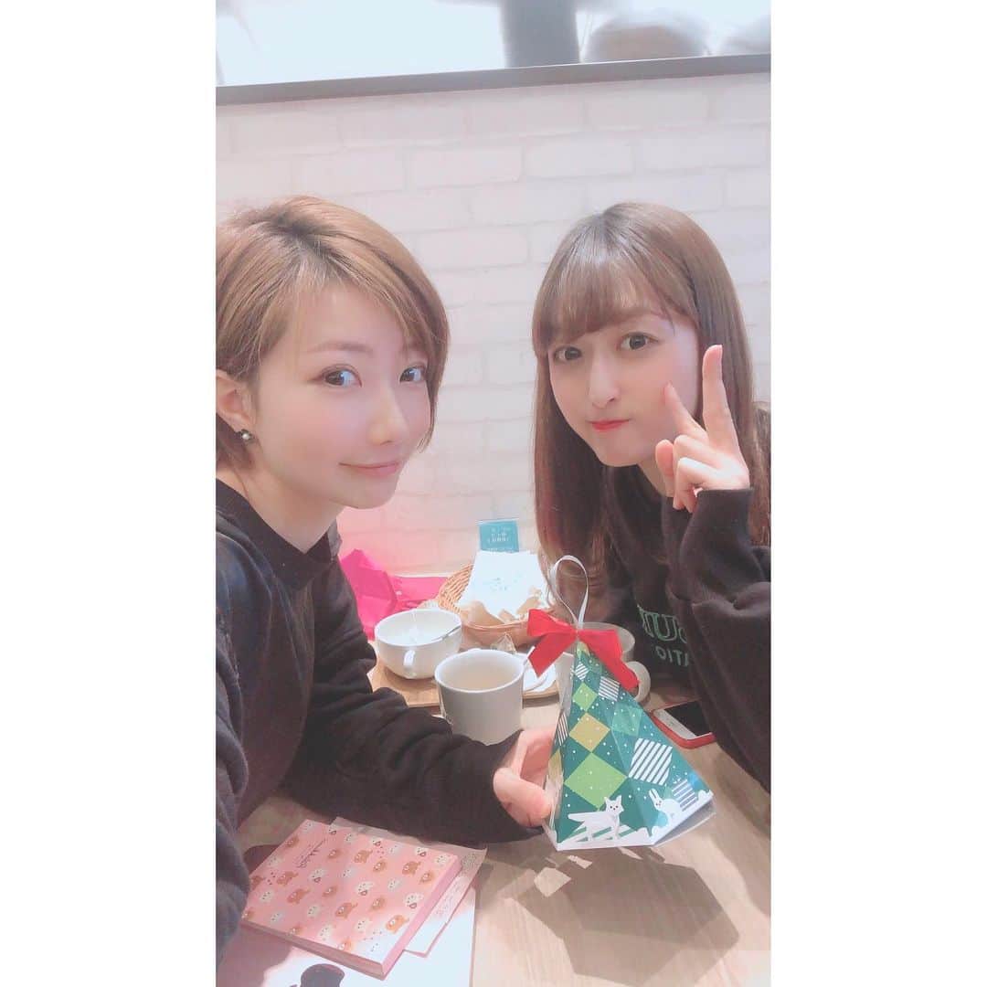 のインスタグラム：「﻿ ﻿ ﻿ 久々💓﻿ ﻿ お菓子くりた🎁🎄﻿ ﻿ ﻿ ﻿ 今日寒すぎた🥶﻿ 6°﻿ ﻿ ﻿ ﻿ ﻿ ﻿ #佐川真由　#シンガーソングライター﻿ 初めての#モスカフェ﻿ #夜更かしさん」