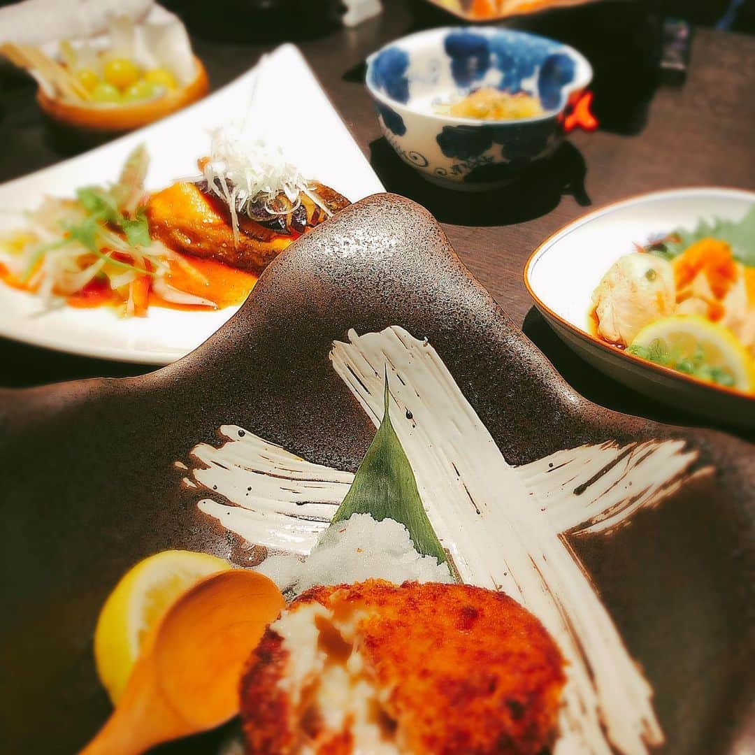 小峰みこさんのインスタグラム写真 - (小峰みこInstagram)「万里慧さんと彩ちゃんとご飯食べた時の🍽♡ 海の幸♡ 🦐🐟🦀🌊✨✨✨ . #dinner #Seafood #japanesefood #食べスタグラム #海の幸グラタン #カニクリームコロッケ #鮭のなんとか笑 #Makan #식사 #餐 #Lezat #먹거리 #好呷 #맛있는 #japaneseseafood」12月8日 1時36分 - mico_19911201