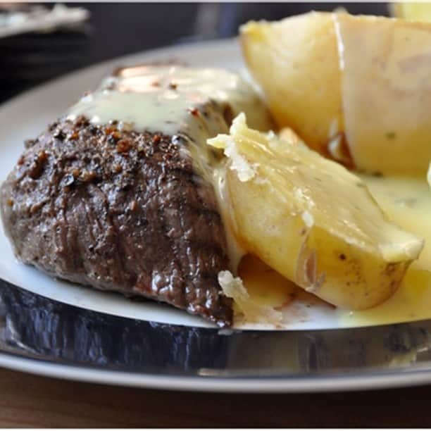 フランス大使館さんのインスタグラム写真 - (フランス大使館Instagram)「【今日の一皿 🍽️ 】11月29日は #いい肉の日 でしたね。#お肉 にぴったりな 🇫🇷 の伝統的ソース、#ベアネーズ は黄身とバターとエシャロットなどをとろ火で煮詰めて作ります。シンプルな材料ながら、美味しく作るのはかなり難しいそうです。是非一度味わってみてくださいね 😋 🍖 📷 cyclonebill/CC BY-SA2 🍽️ Dans l’assiette : Le 29/11, le Japon fêtait la « Journée de bonne viande » (« ii niku no hi »). 🍖 Pourquoi ce jour en particulier ? Cela vient du jeu de mot construit autour de la date : le 11 est abrégé en « i-i » (bon), le 29 lu « ni-ku » (viande). 📸 cyclonebill/CC BY-SA2.0」12月8日 12時30分 - ambafrancejp