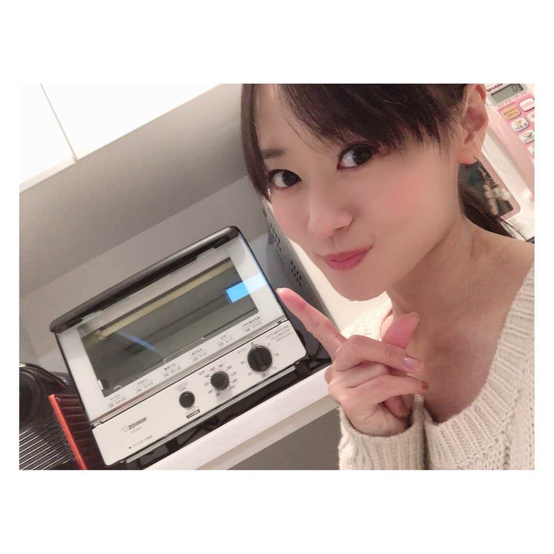 柳野玲子のインスタグラム：「10年ほど前にお仕事ご一緒していたディレクターさんとメイクさんからのお祝い😍 ここ最近、パン焼いてるとトースターから煙が出て危ないなぁ🤔と思っていたので嬉しい(*´꒳`*)💞 （ちなみに隣のレンジは20年近く愛用してます笑） 機能的トースター、これから大事に使わせていただきます🥰 #トースター #プレゼント #お祝い #仕事仲間 #ありがとうございます #感謝」