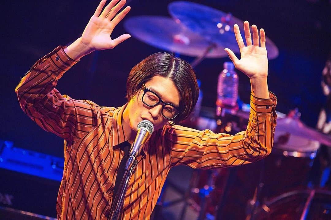 米田貴紀のインスタグラム：「分け目があぜ道。 photo by OOMO #夜の本気ダンス #autumnjackofseatour  #熊本 #会田誠」