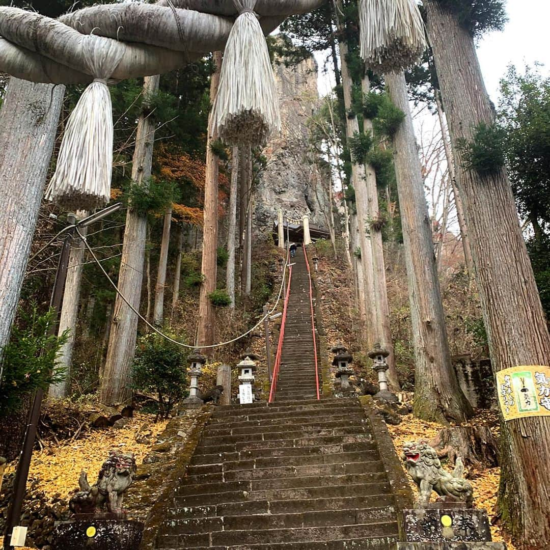 カイヤさんのインスタグラム写真 - (カイヤInstagram)「Unbelievable Power Spot‼️‼️ Nakanotake Jinja⛩ At the foot of Mt. Myogisan is Daikoku Statue‼️ Biggest Daikoku 7 stories,  20 meter, weight 8.5 tons. He is the God for good fortune. ⭐️⭐️⭐️ Daikoku is holding a sword to dispel disease, misfortune, evil spirits and bring good fortune.🌟🌟🌟 . . . . . . . . . . . . . . . #caiya #gunma #japan #travel #fortune #happiness #jinja #money #mountains  #statue #trip #gold #power #powerspot #feelinggood #lovinglife #loving #freedom  #doit #goodluck #goodluckcharms」12月8日 11時14分 - caiya.kawasaki