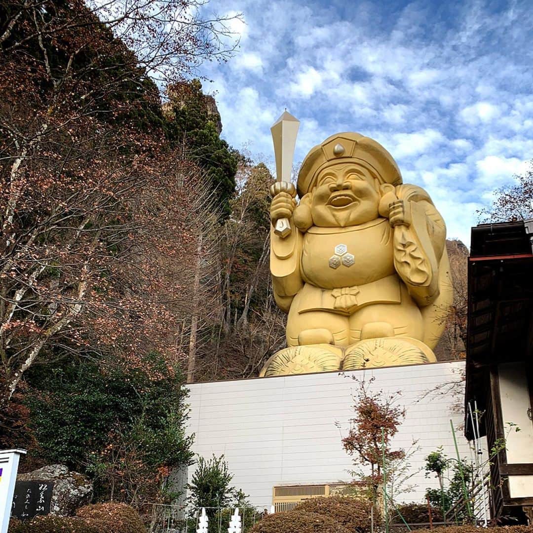 カイヤさんのインスタグラム写真 - (カイヤInstagram)「Unbelievable Power Spot‼️‼️ Nakanotake Jinja⛩ At the foot of Mt. Myogisan is Daikoku Statue‼️ Biggest Daikoku 7 stories,  20 meter, weight 8.5 tons. He is the God for good fortune. ⭐️⭐️⭐️ Daikoku is holding a sword to dispel disease, misfortune, evil spirits and bring good fortune.🌟🌟🌟 . . . . . . . . . . . . . . . #caiya #gunma #japan #travel #fortune #happiness #jinja #money #mountains  #statue #trip #gold #power #powerspot #feelinggood #lovinglife #loving #freedom  #doit #goodluck #goodluckcharms」12月8日 11時14分 - caiya.kawasaki