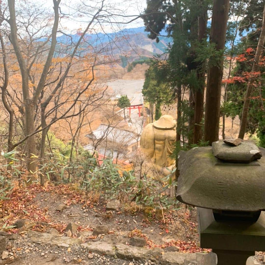 カイヤさんのインスタグラム写真 - (カイヤInstagram)「Unbelievable Power Spot‼️‼️ Nakanotake Jinja⛩ At the foot of Mt. Myogisan is Daikoku Statue‼️ Biggest Daikoku 7 stories,  20 meter, weight 8.5 tons. He is the God for good fortune. ⭐️⭐️⭐️ Daikoku is holding a sword to dispel disease, misfortune, evil spirits and bring good fortune.🌟🌟🌟 . . . . . . . . . . . . . . . #caiya #gunma #japan #travel #fortune #happiness #jinja #money #mountains  #statue #trip #gold #power #powerspot #feelinggood #lovinglife #loving #freedom  #doit #goodluck #goodluckcharms」12月8日 11時14分 - caiya.kawasaki