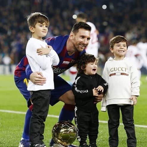 サッカーキングさんのインスタグラム写真 - (サッカーキングInstagram)「. バロンドールトロフィーを子どもたちとカンプ・ノウでお披露目 （2019.12.07） . 📷Photo by @mutsukawamori . . #バロンドール #ballondor #メッシ #LionelMessi #Messi #家族 #family #familia #バルセロナ #FCB #Barcelona #アルゼンチン #🇦🇷 #football #サッカー #⚽️ #サッカーキング」12月8日 11時24分 - soccerkingjp