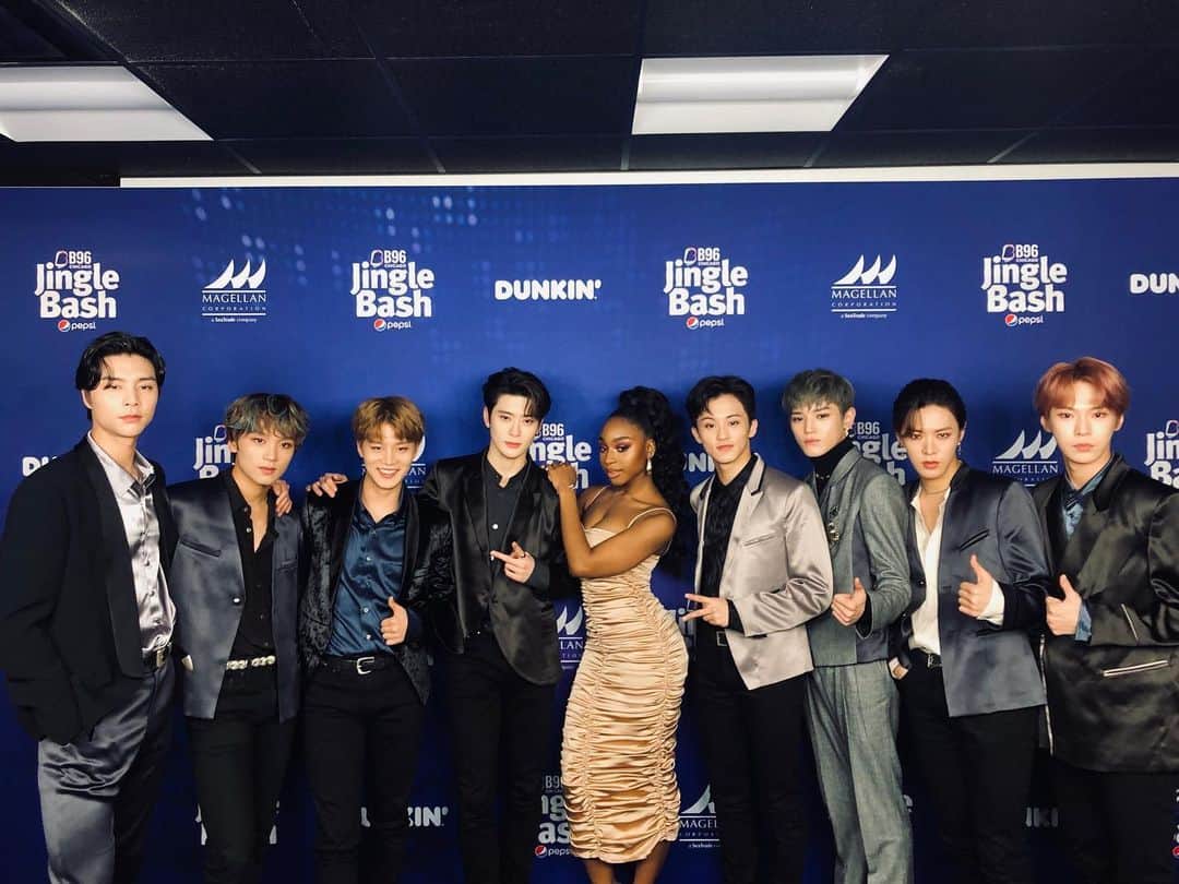 NCT 127さんのインスタグラム写真 - (NCT 127Instagram)「When we met sweet Normani backstage...! Thank you @normani ! 💕  #NCT #NCT127 #Jinglebash #Normani」12月8日 11時41分 - nct127