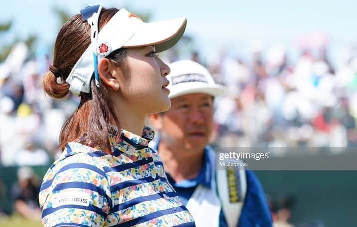 原英莉花さんのインスタグラム写真 - (原英莉花Instagram)「更新が遅くなりましたが 2019年シーズン終了しました☺️ ✴︎ シーズン中沢山の応援をしてくださった ファンの皆様 大会関係者の皆様 ボランティアの皆様 本当にありがとうございました☺️ ✴︎ そして 1年間を通してサポートしてくださった スポンサー様 キャディさん チームのみんな どんな時でも側で支えて下さり 前向きな言葉をかけて下さり ありがとうございました。 本当に感謝しかありません☺️ ✴︎ これからも感謝を胸に 自分のプレーを成長させて チャレンジし続けて行きたいと 思っています☺️ ✴︎ 引き続き応援 よろしくお願いします👧🏼 ✴︎ ✴︎ ✴︎ ps 私は調子の波がある方で 序盤終盤は思い通りにいかず とても苦しい思いもありました。 そんな中で同世代の皆がいて 刺激をもらって 悔しかったり嬉しかったり 自分を鼓舞することができました。 ありがとう😊 ✴︎ 苦しい中でも今年は初優勝もあり 最終戦に出場する事もできました。 目標や思い描いていたシーズンとは違ったけど "去年よりは成長" という締めくくりにしたいと思います。 ✴︎ #来年は今年より成長 #2勝目 #からの #ぐんぐん #イメージはね #そんな感じです #1年間ありがとうございました ✴︎ ✴︎ #ちなみに #psの使い方あってる？」12月8日 11時48分 - warriorsmilerika_9