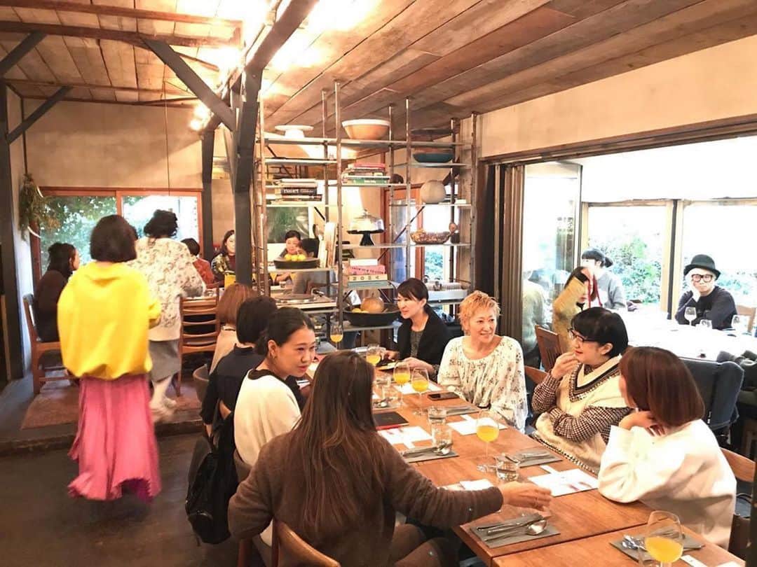 HiRAO INCのインスタグラム：「. Our traditions  開運ランチ💛💕 . . 青木くんとゆりちゃんと、プライベートで毎年開催しているランチ会も今年で8回目✨ ここまでくると、親戚の集まりのよう🤲🙏✨ 毎年みんないろいろあるんだけど、笑いに変えて、進んでいる姿みて、私も元気をもらいます。  人生は陰陽のバランスが大事。  千原くんがまとめてくれた 2020年の開運キーワードを皆様にもシェアしますね！  少しでもお役に立ちますように。 千原くん、ありがとう @thechihara . ....... ---- 来年2020は金の年。 豊かさがテーマ。  1. ハッピーオーラを持ち笑顔でいること。 ネガティブな発言はNG 褒めて自画自賛、人々にも ポジティブな言葉をかけていく。  2. 豊かな食 来年はどうでもいい食事は一度もしない。 食と向き合う。 朝食は大切な人と。 つらいときなどは甘みが大事。 甘いものは運を定着させる。 料理は楽しんでつくる。  3. 意味のある消費活動が運気を活性化させ、金の循環させる。  陰と陽がはっきり出る年。 言葉がよびこむ。 事実を伝えるのも大事だが 光の言葉を入れて、マイナスな言い方はしない。 ポジティブに話すくせをつけて。 陰に落ちる人がはっきり出てくる。 とくに言葉のわざわいで失敗する人が増える。 陽な人になるのではなく陰な自分も受け入れる 温泉など吉  グレートコンジャンクション 200年ぶりに土から風に変わる時代。 風は目に見えない、個人のキャラクターが大事。 抱えこむより、プロと組む、シェアの時代。 軽やかに生きる風の時代 モノの所有の時代がおわり、ストーリーが大事になる。 努力と根性ではなく、楽しむ時代。 . . ★何をするべきか 2020は、かわいい人になるのがポイント。 美人やキラキラした人より、かわいいが大事。 歯をきれいにするのも大事 腸を大事にする、腸と運は繋がっている。 . . ☆ファッション ランジェリーが印象をつくる 体に一番ずっと触れてるもの 下着の印象が人としての印象 上下バラバラの人はバラバラな人 どうでもいい人はどうでもいい人 薄いピンク、白が大事 . . ☆ラッキーカラー 2020は黄色、ピンク、サブでゴールド、ベージュ。 . . ☆インテリア 大事なのはキッチン キッチンがきれいなのはマスト。 汚いと金運さがる。 花を飾る事は豊かさの象徴。 花のある生活で10年若返る . . ☆FOOD お茶、スイーツ、赤ワイン、チーズ 牛肉、鶏肉、大事 食材のロスは金運のロス . ☆態度 なごむ話し方 やわからく話す。 怒っても褒めてから、怒って、最後は和ませるのが大事。  ありがとうを乱発する。光があつまる。 おめでとうを乱発する。光があつまる。 . . ☆ラッキーモチーフ ドット◯ ラッキーフラワーはひまわり ラッキーマークはスマイルマーク . . ☆お財布大事 1年に一回変えてください 長くつかうと金運生まない。 黄色い財布に。 大きな財布と小さい財布併用する。 買い替えたら雨の気が強い夜、できれば雨降る日の吉日におろして。 ポジティブなことにまずつかうと楽しいお金になります。. . ☆メイク フンワリ艶メイク . . ☆香り フルーティな甘い香り. . ☆旅行月 3月5日-4月3日 運気10倍デイ　3月7日.16日.25日❤️ それぞれの吉方位を調べて旅行へ行ってください。 気学は李家幽竹先生がわかりやすいですよ。  いつもありがとう😊✨✨ @aokiyoshifumi  @yurynomura  @eatripjournal」