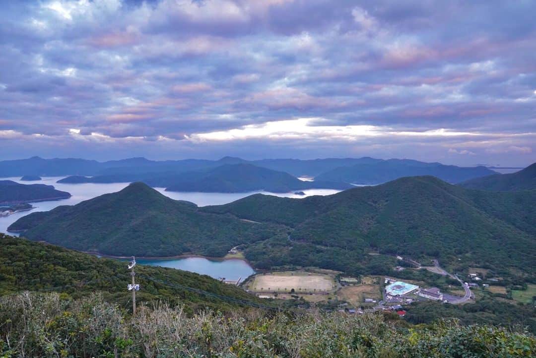 のインスタグラム：「福江島の大瀬崎灯台展望台からみた景色。 これは多島美ではなく、入江美というのかな？　この玉之浦地区だけで入江が80ほどあるんですって。 かっこいい自然の力。 そこに暮らす人の知恵。 感動するなぁ。  #島旅#島#船旅#旅#国内旅行#日本の島#五島列島#福江島 #長崎 #冬の島旅 #goto #nagasaki#fukue#大瀬崎」