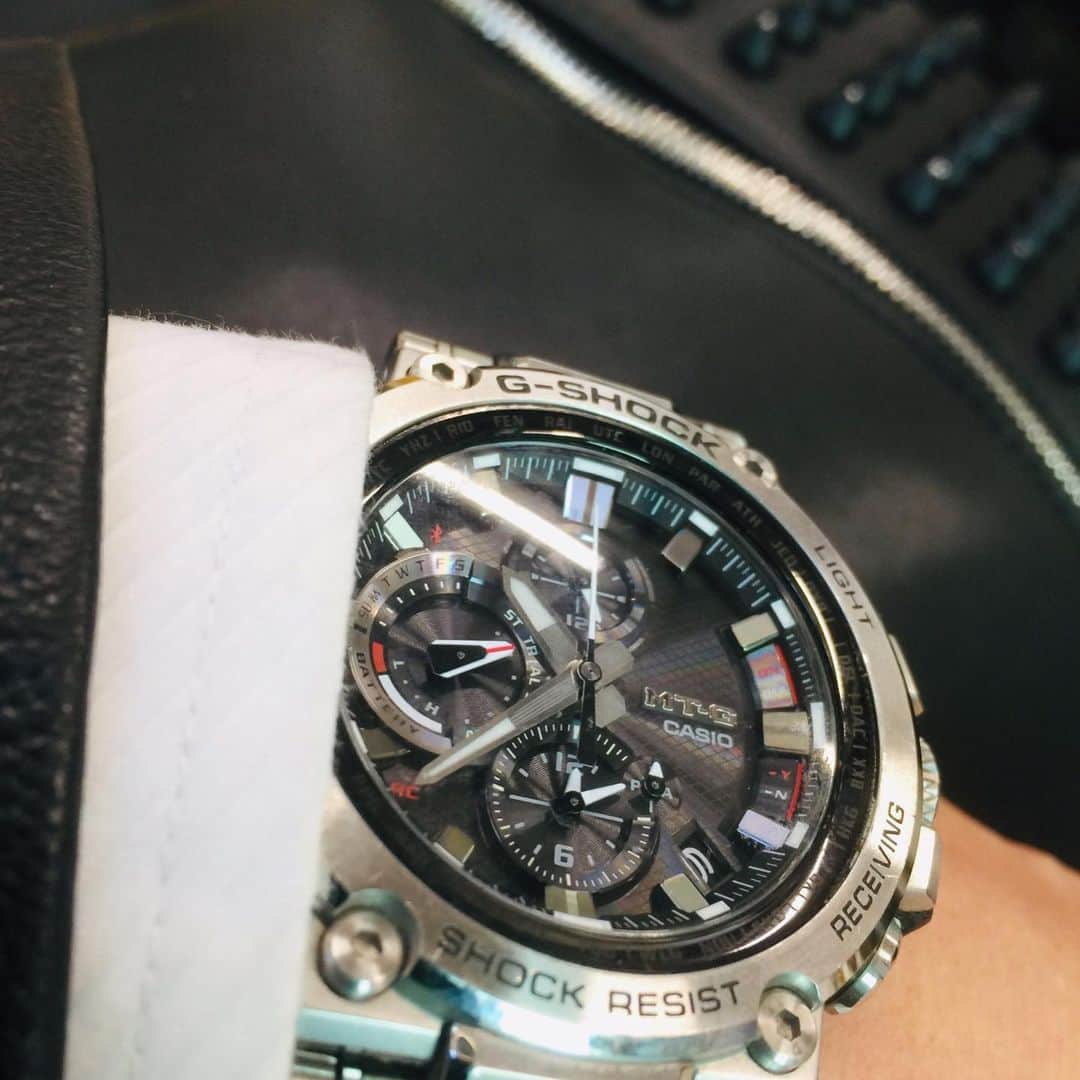 川崎麻世さんのインスタグラム写真 - (川崎麻世Instagram)「電車の中の広告と色違いだがたまたま同じ時計💦 車も時計も国産品がいいなと感じる今日この頃です👌」12月8日 11時51分 - mayokawasaki