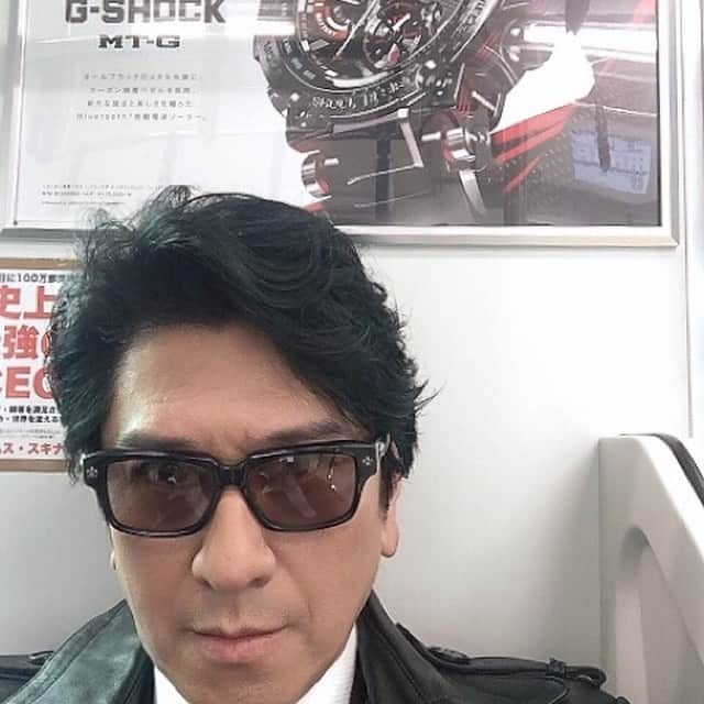 川崎麻世さんのインスタグラム写真 - (川崎麻世Instagram)「電車の中の広告と色違いだがたまたま同じ時計💦 車も時計も国産品がいいなと感じる今日この頃です👌」12月8日 11時51分 - mayokawasaki