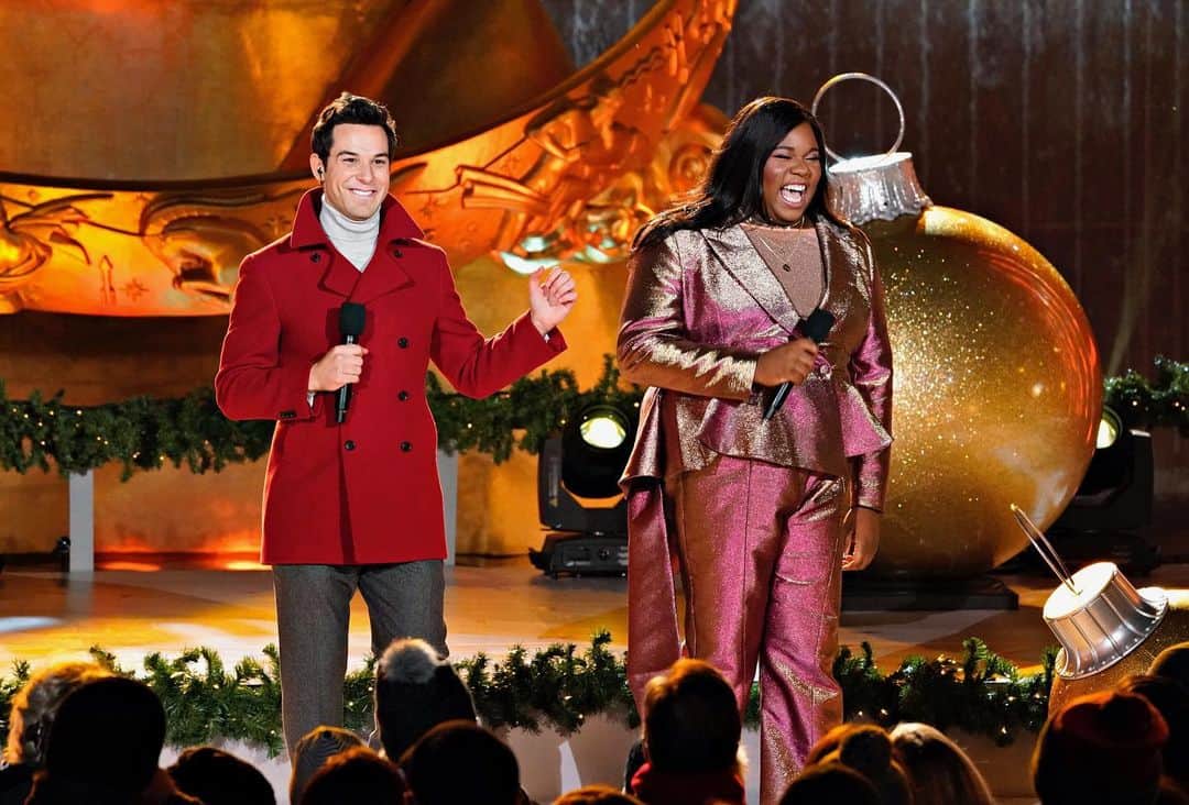 アレックス・ニューウェルのインスタグラム：「Lit!!! Like literally lit the Tree!! So happy I got to represent @zoeysplaylist a with @skylarastin at the tree lighting!!! #zoeysplaylist」