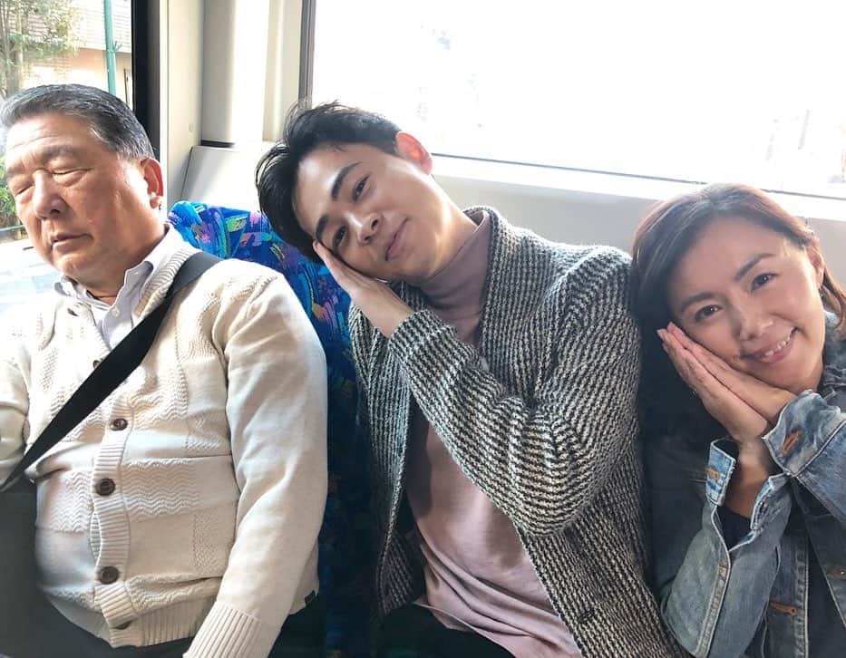 のインスタグラム：「本日放送のお知らせ📺  きゃん❤️イケメンゲストでございます😊バス旅は女性ゲストが多いので、私はじめ、現場女性スタッフが目が❤️❤️ 「ビブリア古書堂の事件手帖」「スマホを落としただけなのに」で第42回日本アカデミー賞新人俳優賞を受賞した  成田凌さんがゲスト😍🚌 顔小さー❗️背高いー❗️かっこいー❗️いや、可愛いー❗️ 本日、日曜日15:20〜16:25 テレビ朝日 「路線バスで寄り道の旅　立石〜柴又〜金町　 イケメンには無理に張り合わず甘いものを食べて下町を巡りましょうねの巻」  出演　徳光和夫　田中律子 ゲスト　成田凌❤️ 息子ほどの年齢の成田くん、おじーちゃんの年齢の徳さん、お母さんの年齢の私😆親子三代バス旅🚌です。  ちゃっかり、成田くんの肩に頭乗せてみた律子お母さん🤣たまにはイケメンゲストでテンション上がるーー😂  #路線バスで寄り道の旅  #バス旅🚌  #イケメンゲスト  #テンション上がるよね #本日放送  #テレビ朝日 #こんなイケメンな #息子がいたら #家でおならできない」